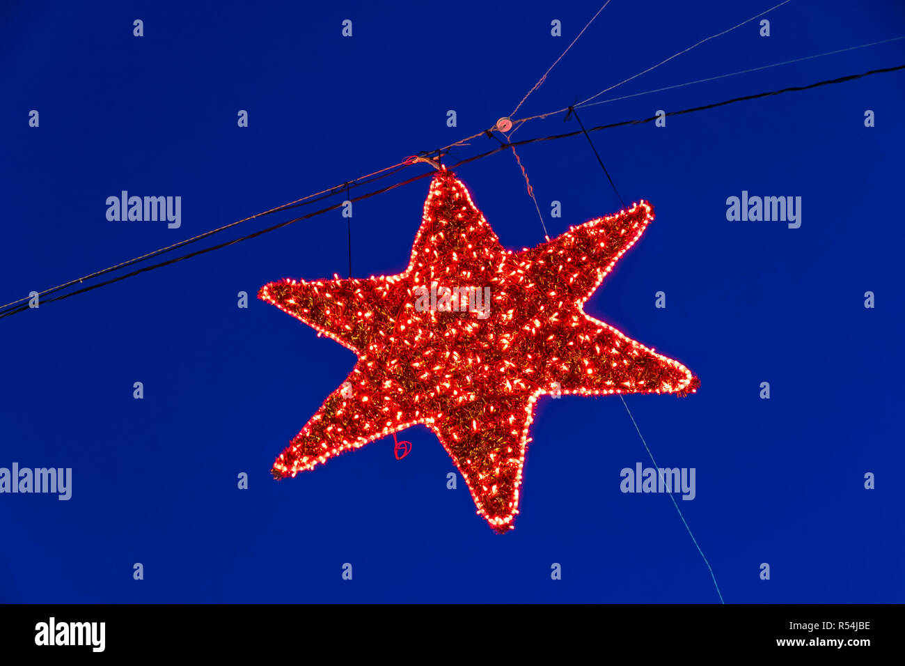 Close-up di dettagli illuminati vacanze di Natale decorazioni over night sky background Foto Stock