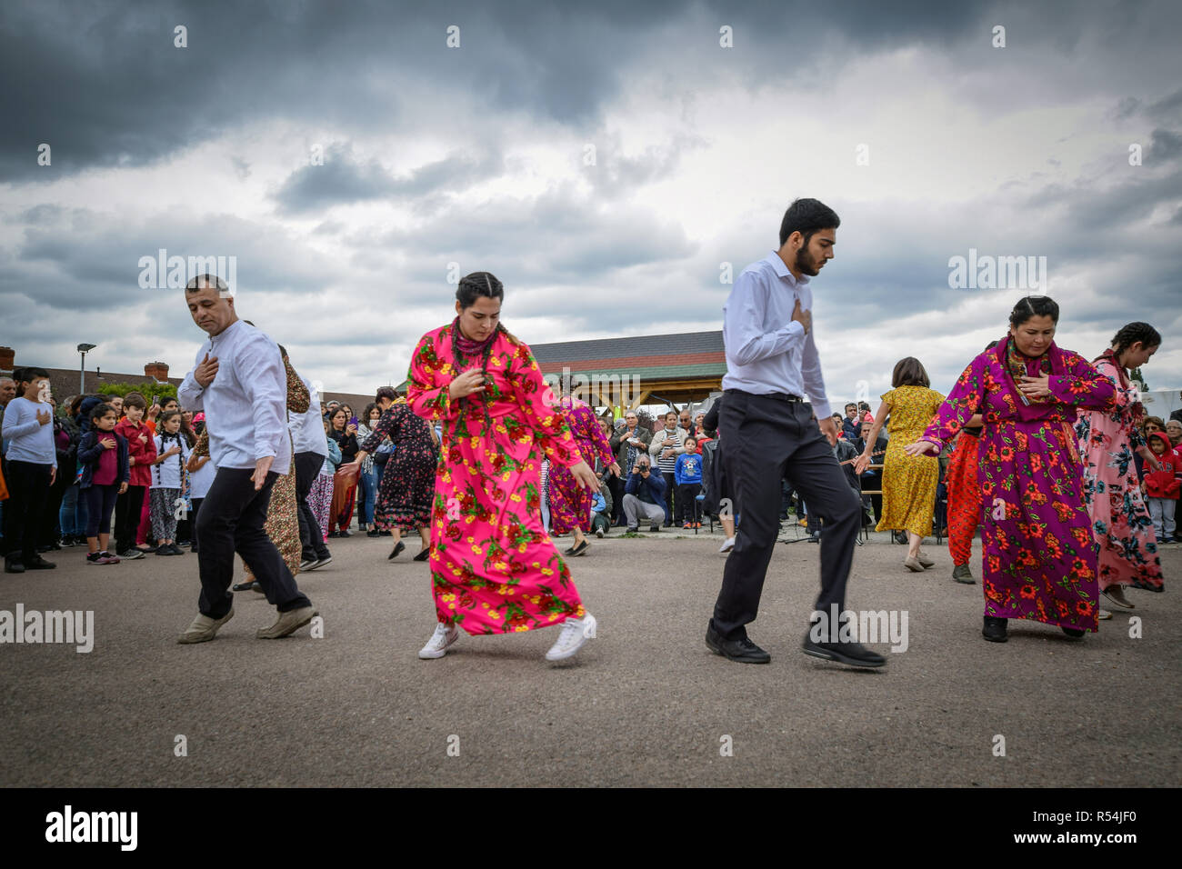 Alevi persone che vivono a Londra facendo un rituale religioso chiamato semah durante il asure dando Foto Stock