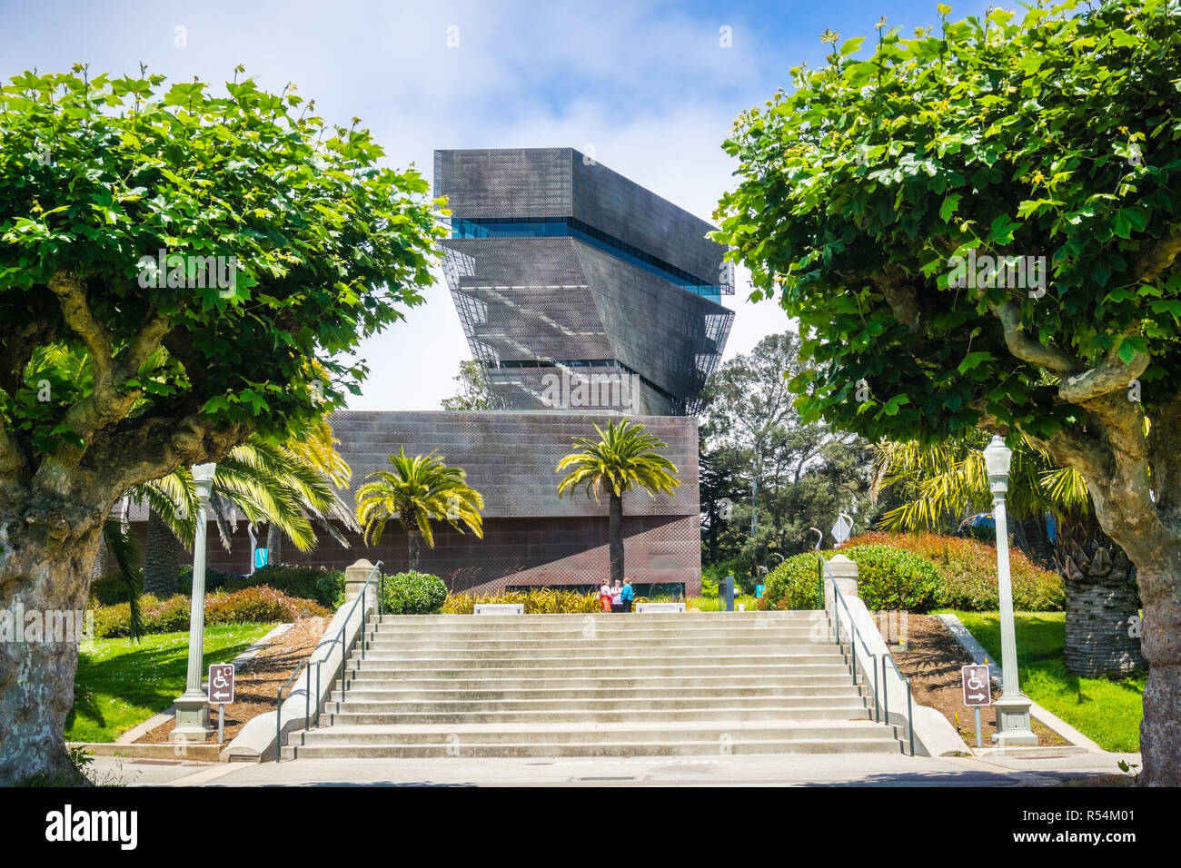 Luglio 20, 2018 San Francisco / CA /USA - passi andando verso il Museo de Young building e la torre, visibile in background, Golden Gate Park Foto Stock