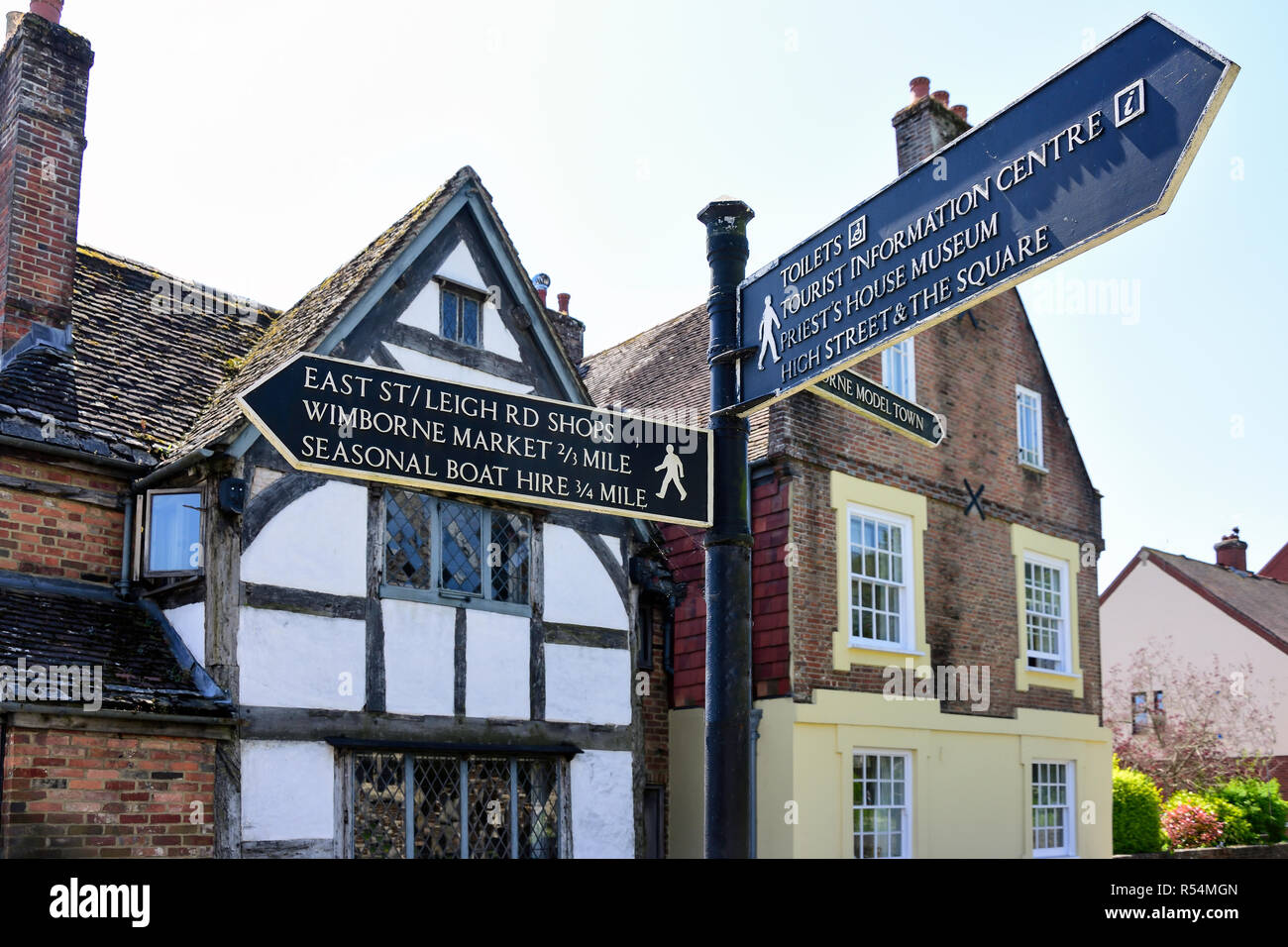 Direzione di attrazione segni, High Street, Wimborne Minster, Dorset, England, Regno Unito Foto Stock