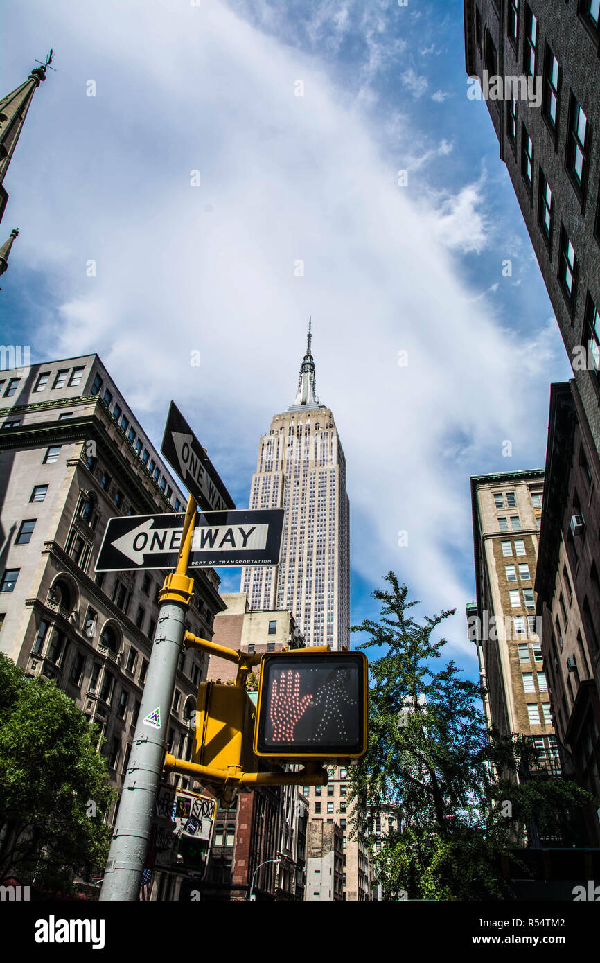 Vista sulla strada dell'Empire State Building Foto Stock