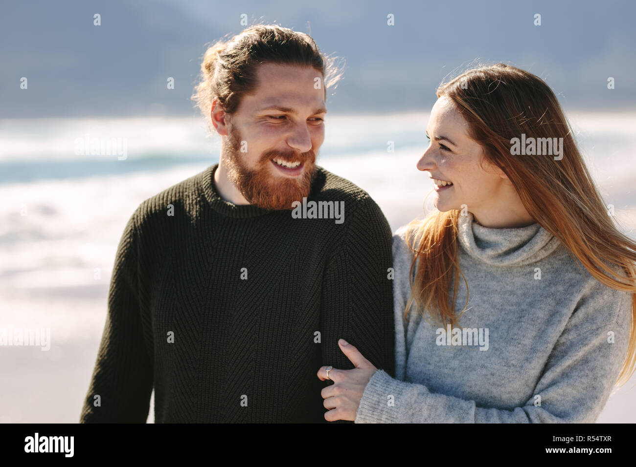 Allegro giovane passeggiate in riva al mare. L uomo e la donna godendo di vacanza vicino al mare. Foto Stock