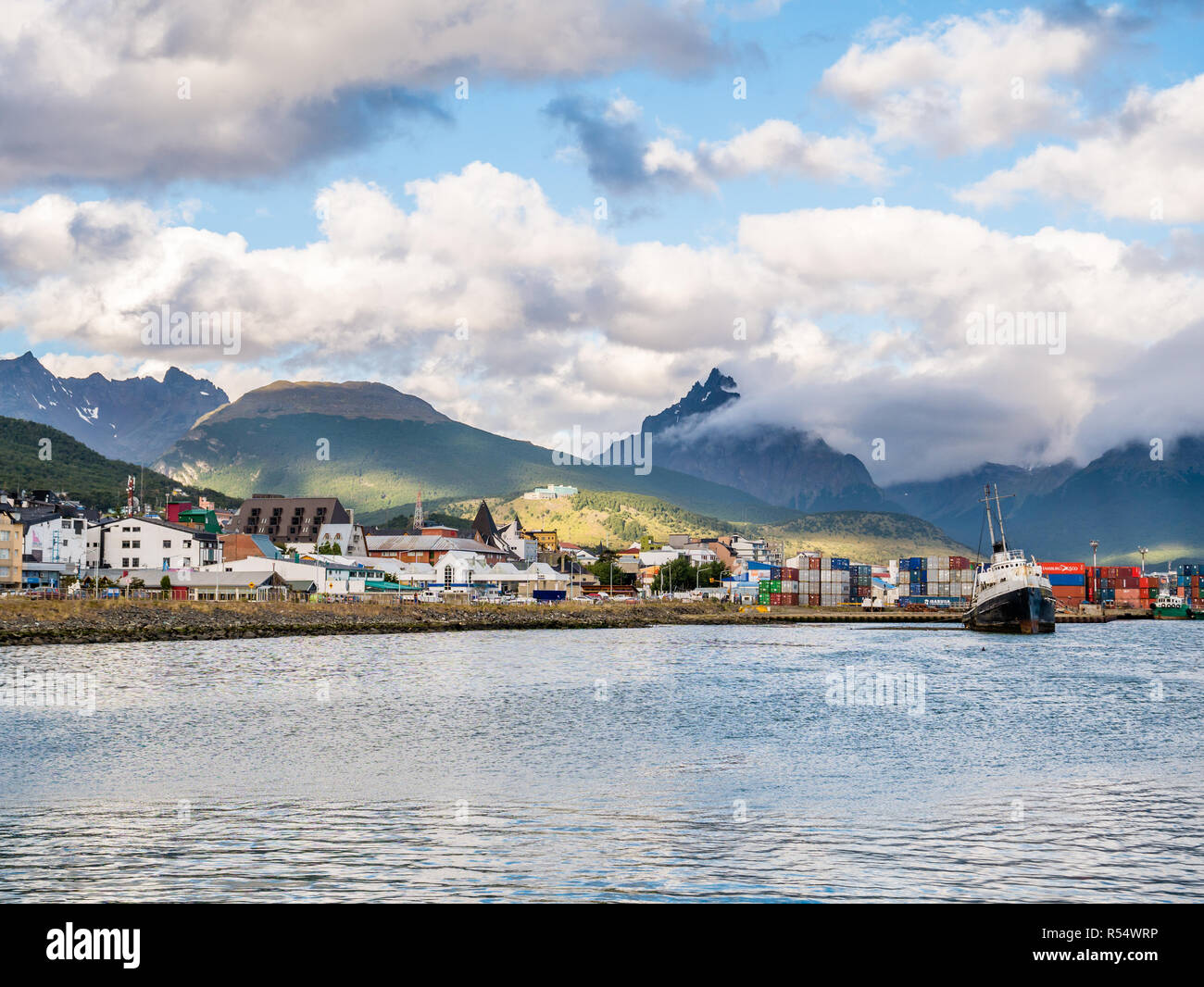 Vista dal Canale del Beagle di waterfront skyline di Ushuaia in Tierra del Fuego, Patagonia, Argentina Foto Stock