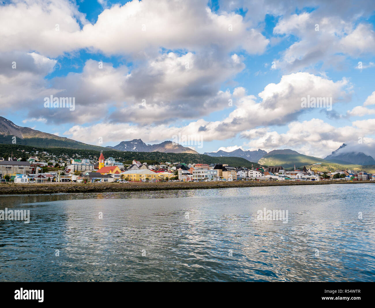 Vista dal Canale del Beagle di waterfront skyline di Ushuaia in Tierra del Fuego, Patagonia, Argentina Foto Stock