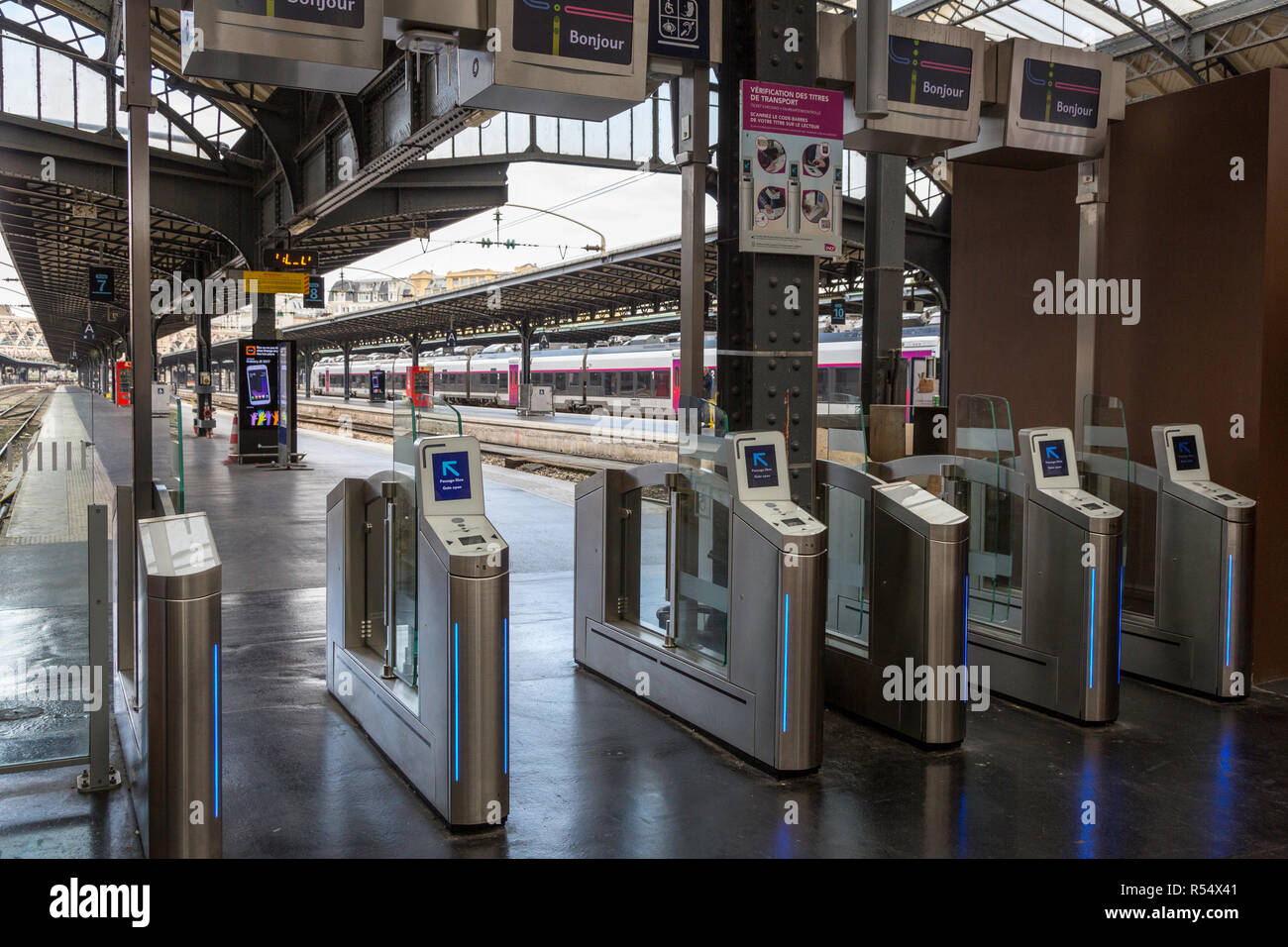 Parigi, Francia. Gare de l'Est, cancelli di ingresso ai binari del treno. Foto Stock