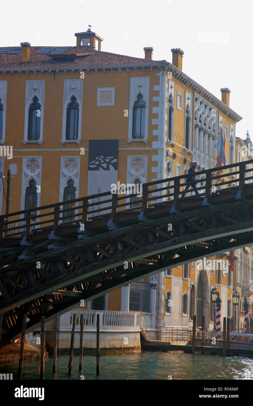 Palazzo Cavalli-Franchetti e il Ponte dell' Accademia sul Grand Canal, Venezia, Italia Foto Stock