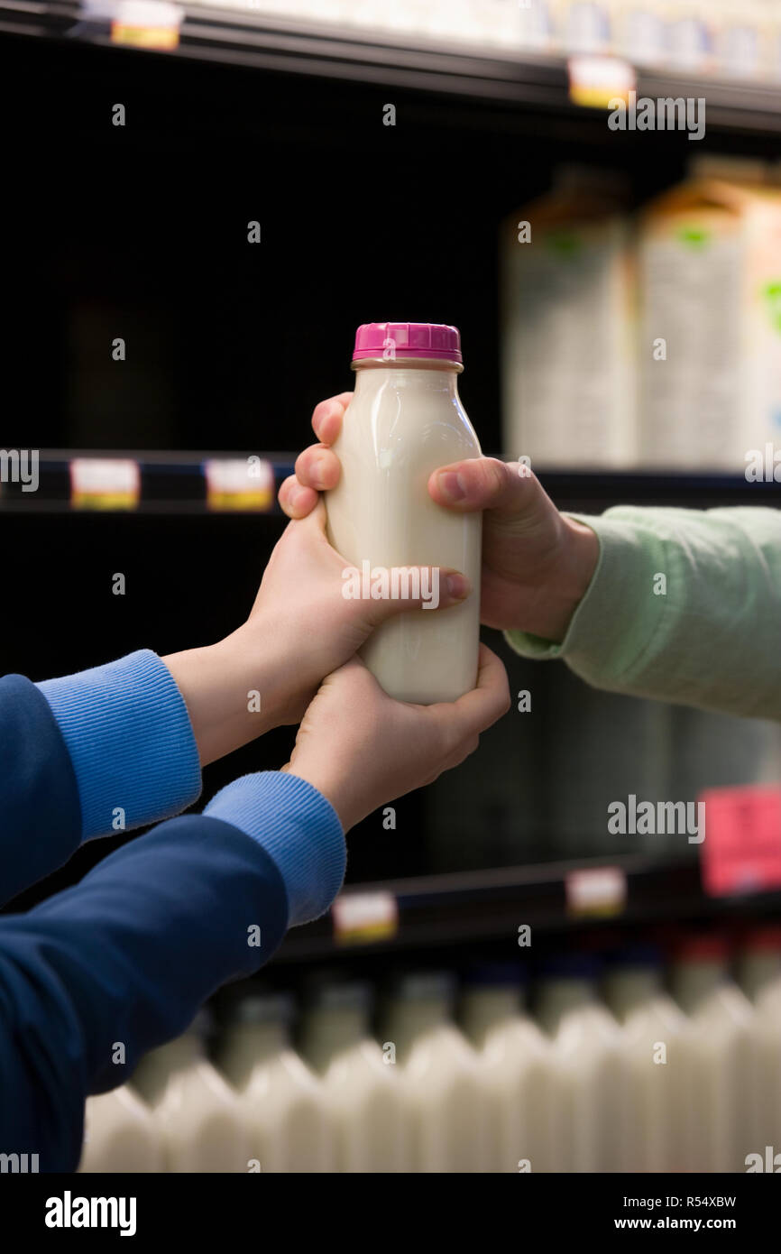 I bambini in possesso di una bottiglia di latte Foto Stock