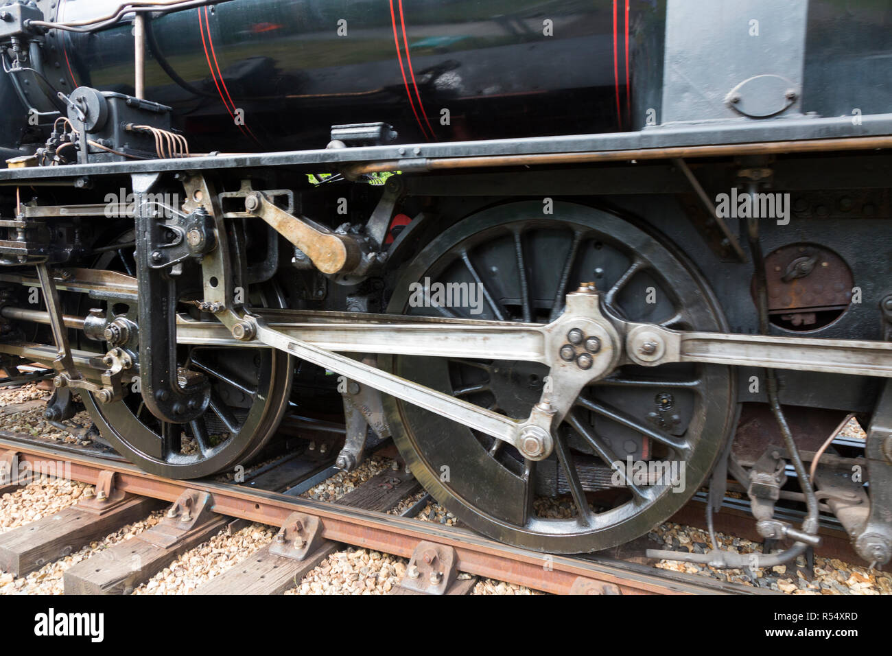 Chiusura del treno a vapore con ruote aste laterali / accoppiamento aste che collegano le ruote motrici del numero di motore 46447 insieme. Isle of Wight Steam Railway. Regno Unito (98) Foto Stock