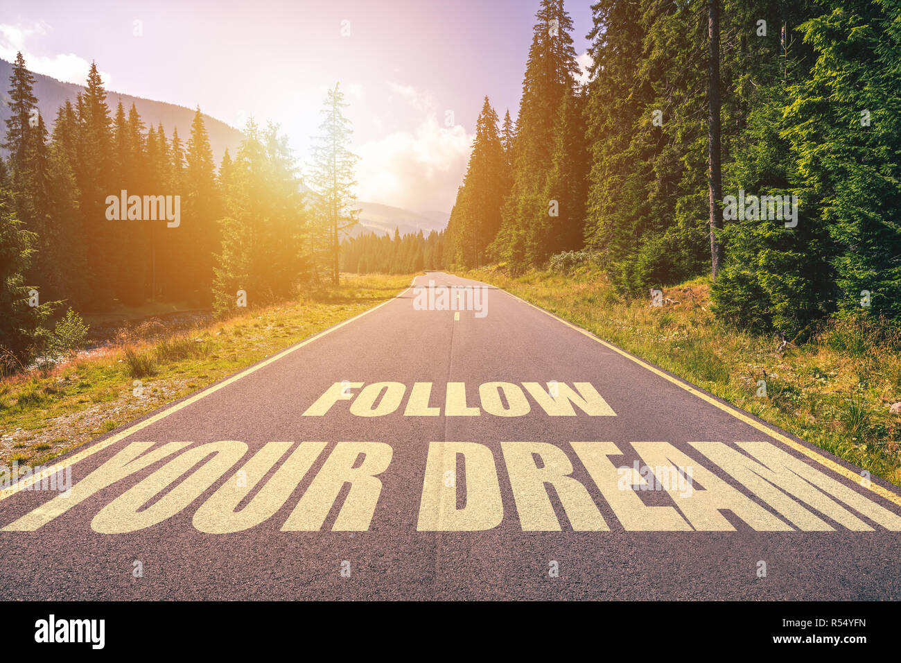 Segui il tuo sogno testo scritto su strada in montagna Foto Stock