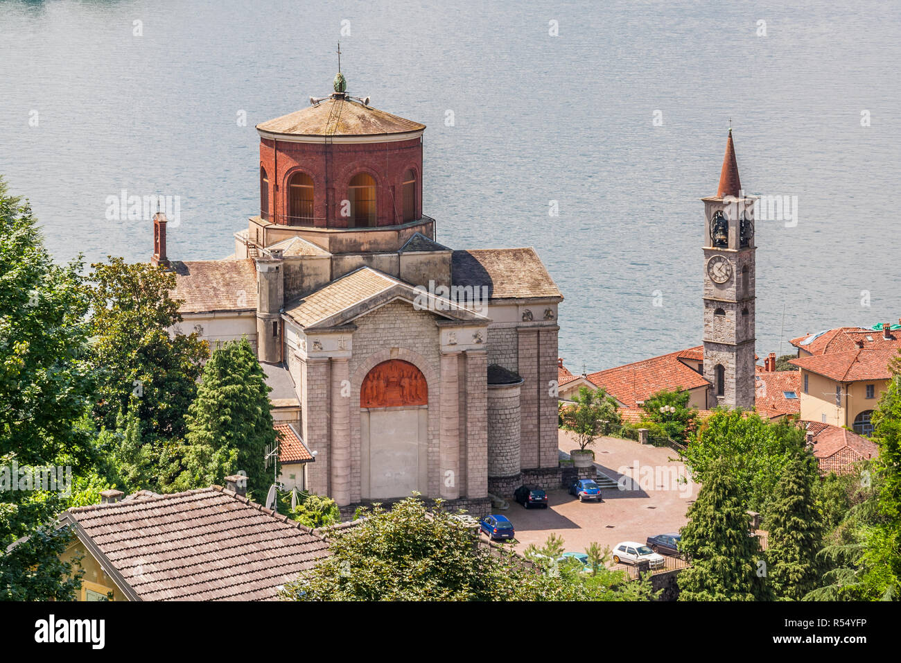 Veduta aerea della chiesa di Sant'Ambrogio e chiesa prepositurale dei Santi Filippo e Giacomo di Laveno, Lombardia, Italia. Foto Stock