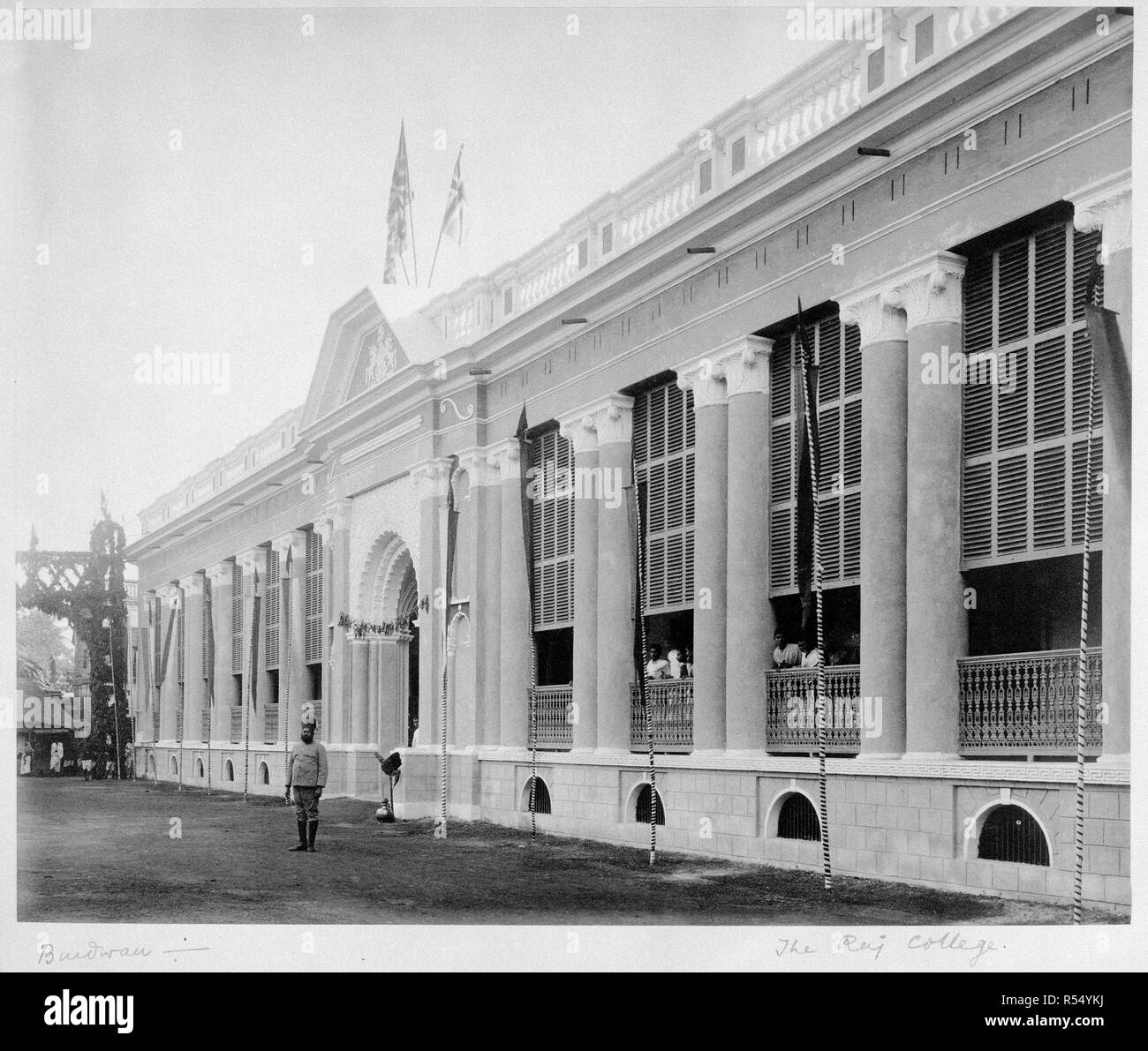 Fotografia del Raj College di Delhi. . Album 'PRESENTATO A SUA ECCELLENZA IL SIGNOR Il barone Curzon di Kedleston, G.M.S.I., G.M.I.E., Viceré e Governatore Generale dell India, con l umile rispetta di Bijay Chand Mahtab di Burdwan'. c. 1904. Fonte: Photo 430/29/(17). Autore: ANON. Foto Stock