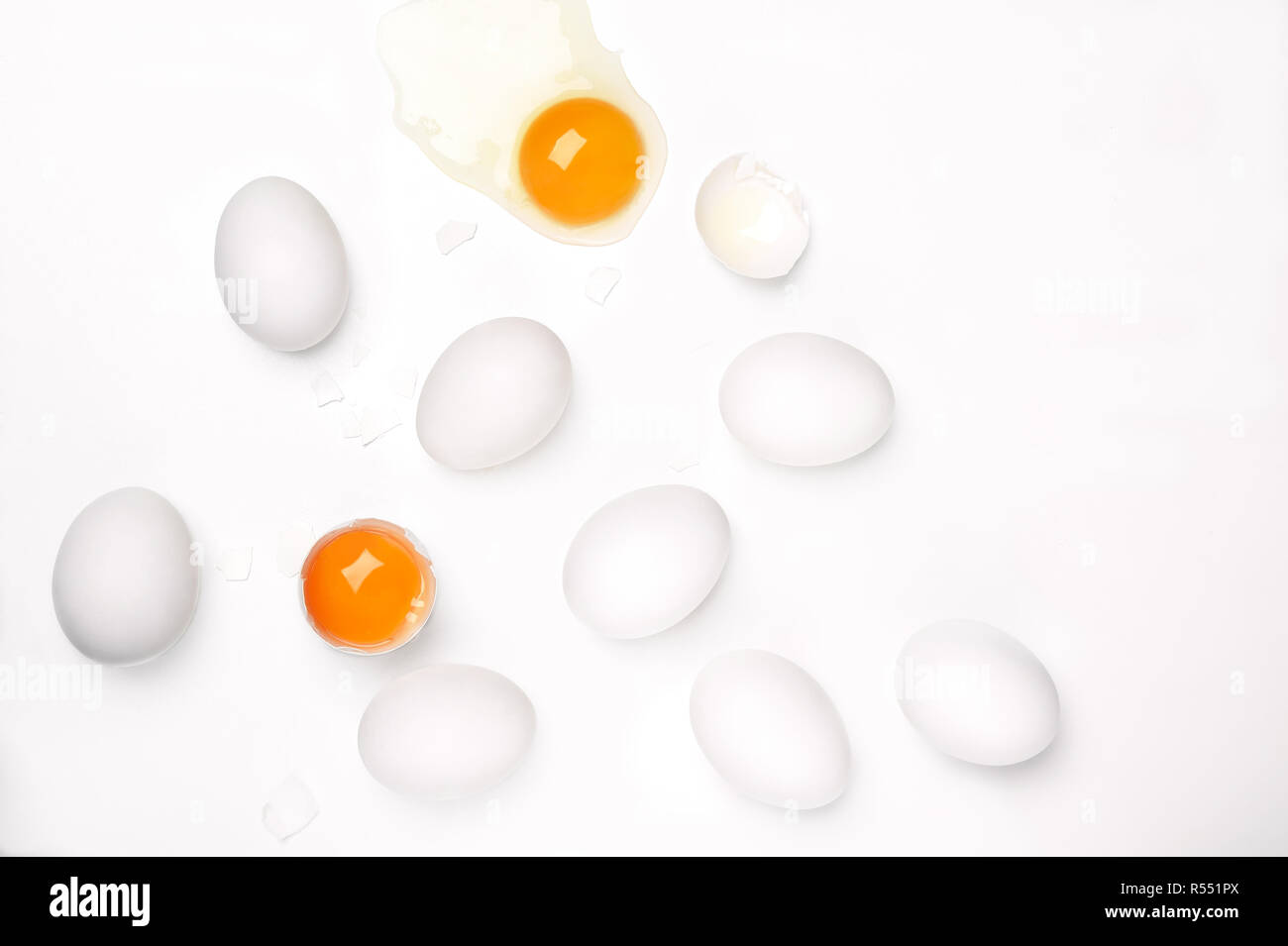 Le uova bianche e tuorlo d'uovo in uno sfondo bianco.rotto uovo bianco su sfondo bianco .mangiare sano concetto.uova dieta per la perdita di peso. Foto Stock