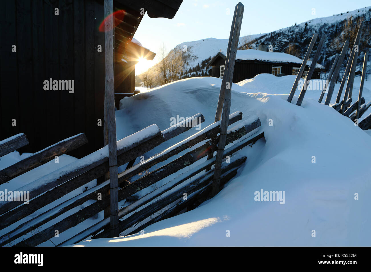 Paesaggio invernale con casa in legno e tradizionale norvegese recinzione di legno Foto Stock