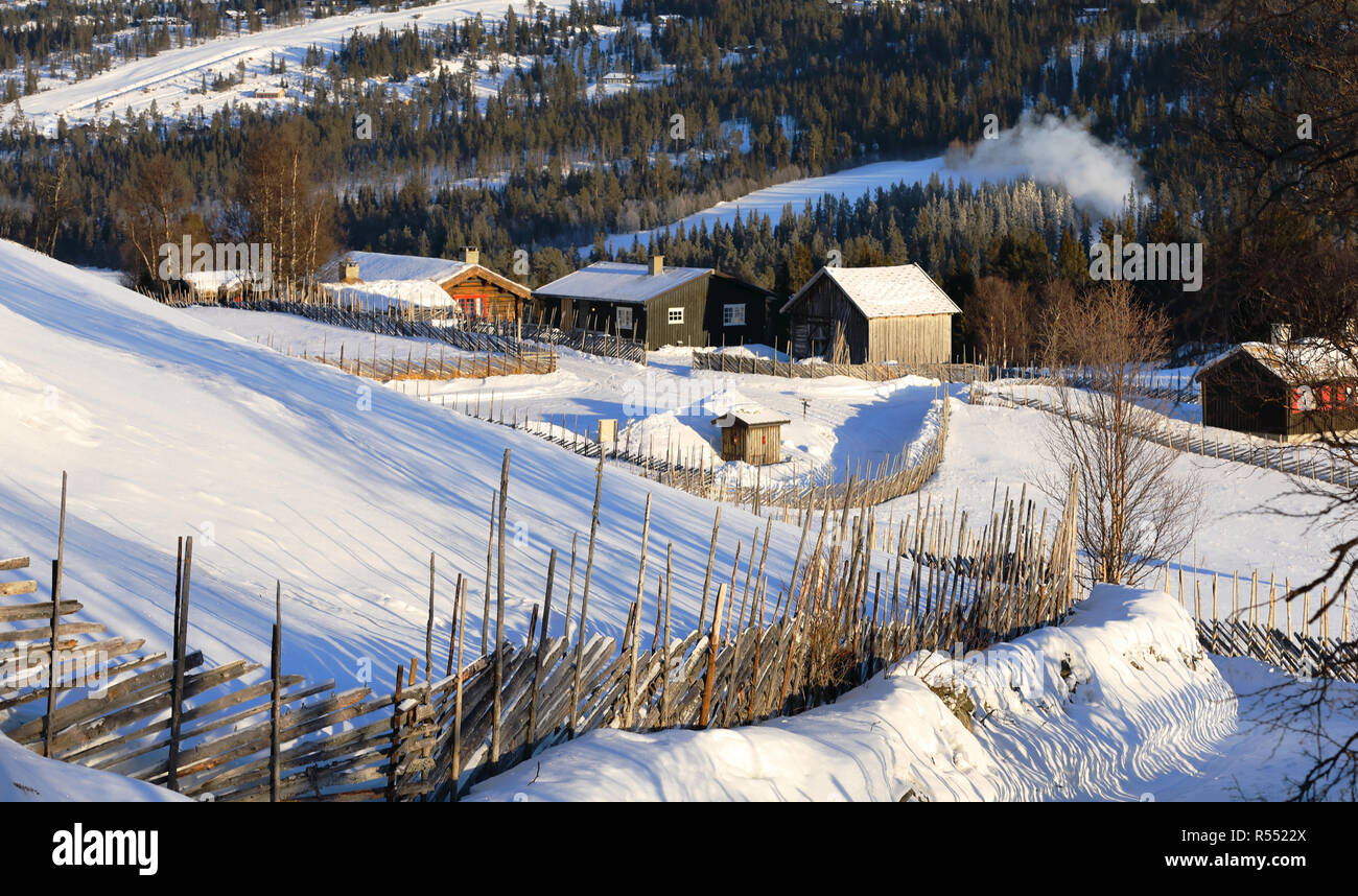 Paesaggio invernale con casa in legno e tradizionale norvegese recinzione di legno Foto Stock