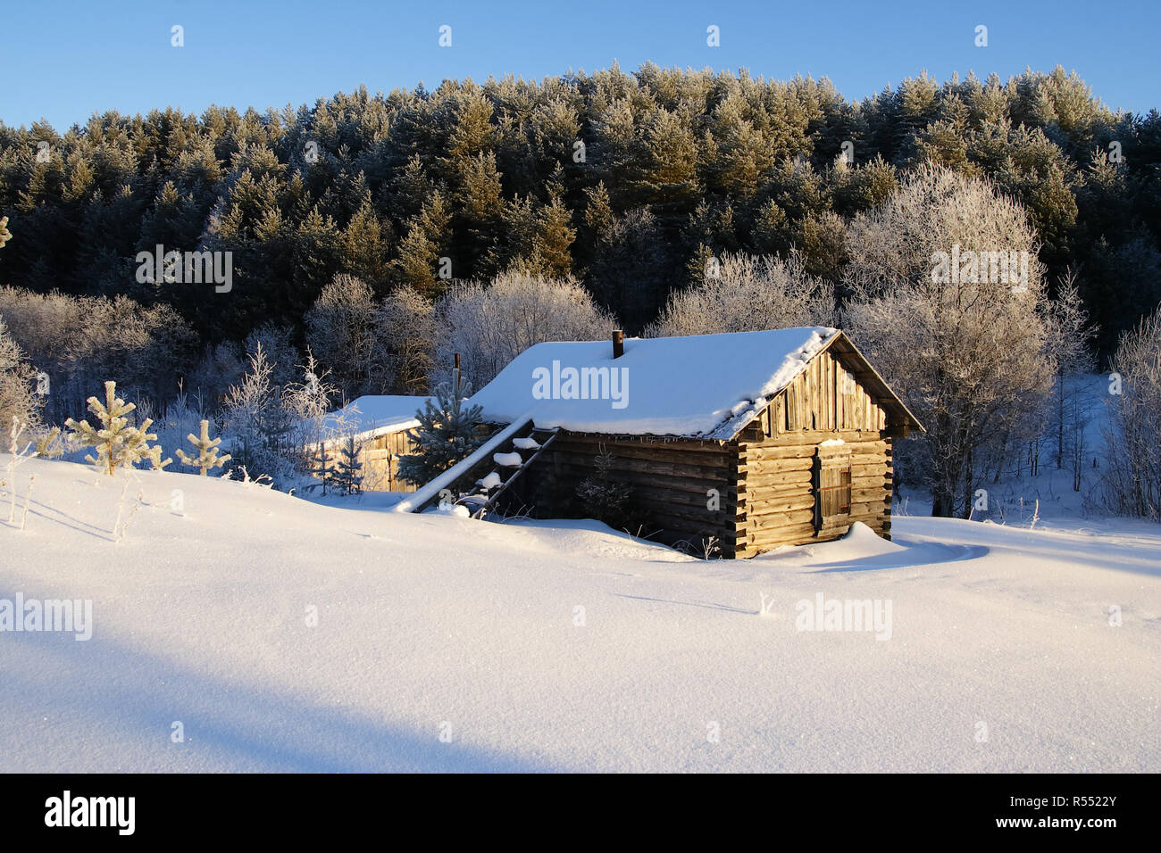 Inverno landsgape con casa in legno nella neve profonda Foto Stock