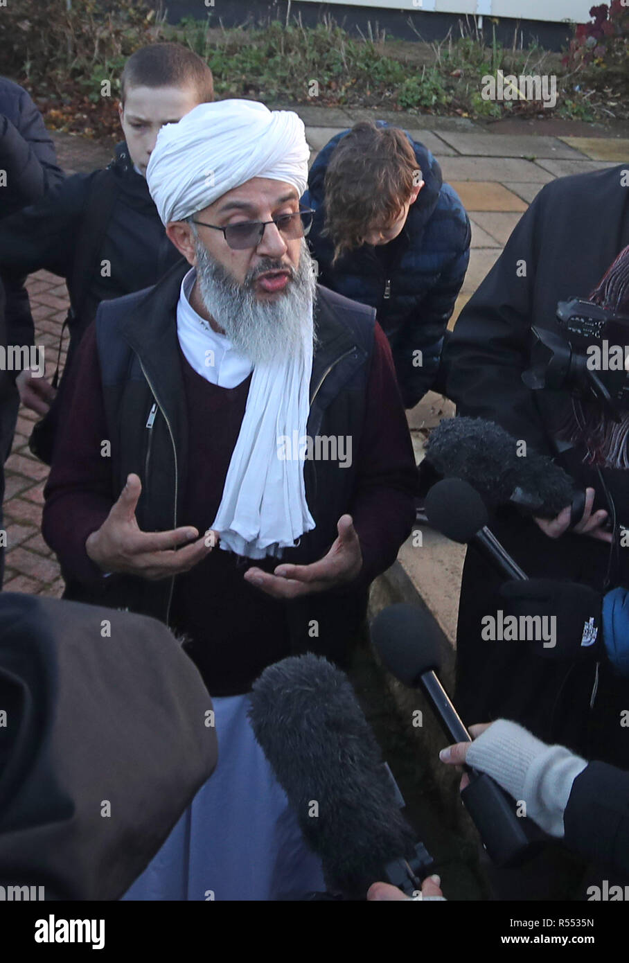 Imam Mohammed Amin Pandor parlando ai media in una protesta pacifica fuori Almondbury Comunità scuola, a Huddersfield dopo le riprese è stato condiviso sui social media di un 15-anno-vecchio rifugiato siriano di essere attaccato alla scuola. Foto Stock