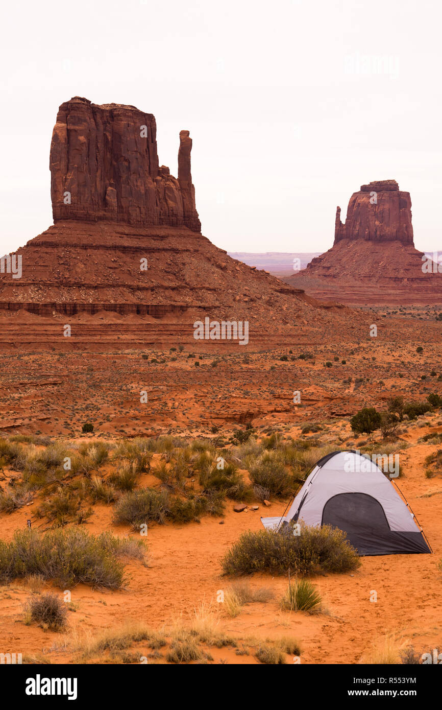 Cercatori di avventura piantò la tenda nella Valle Monumento Mitten Buttes Foto Stock