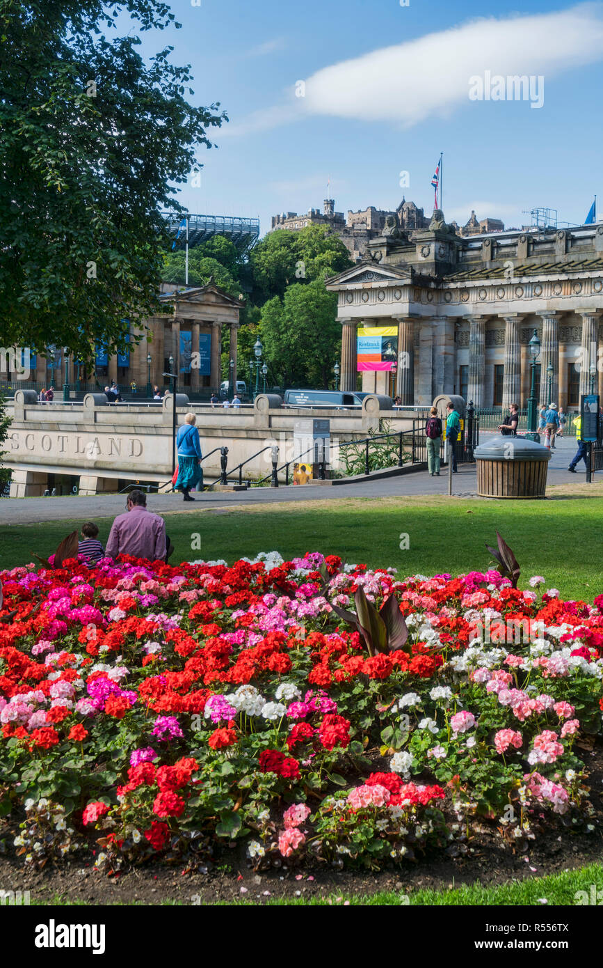 I giardini di Princes street, aiuole, Biblioteca Nazionale, Edimburgo, Scozia, Regno Unito. Foto Stock