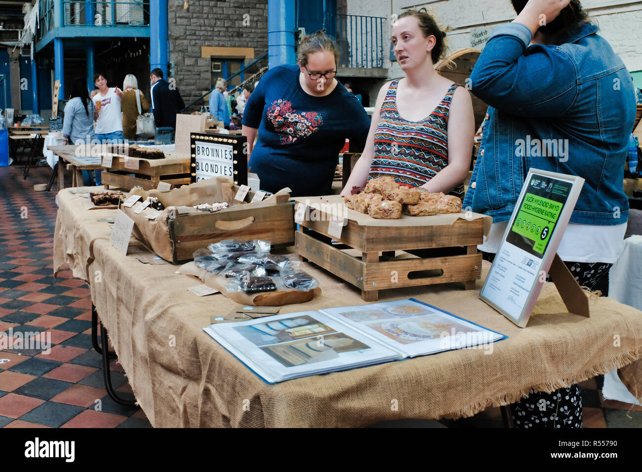 Il mercato alimentare a Abergavenny cittadina a sud del Galles attracts​ visitatori ogni anno Foto Stock