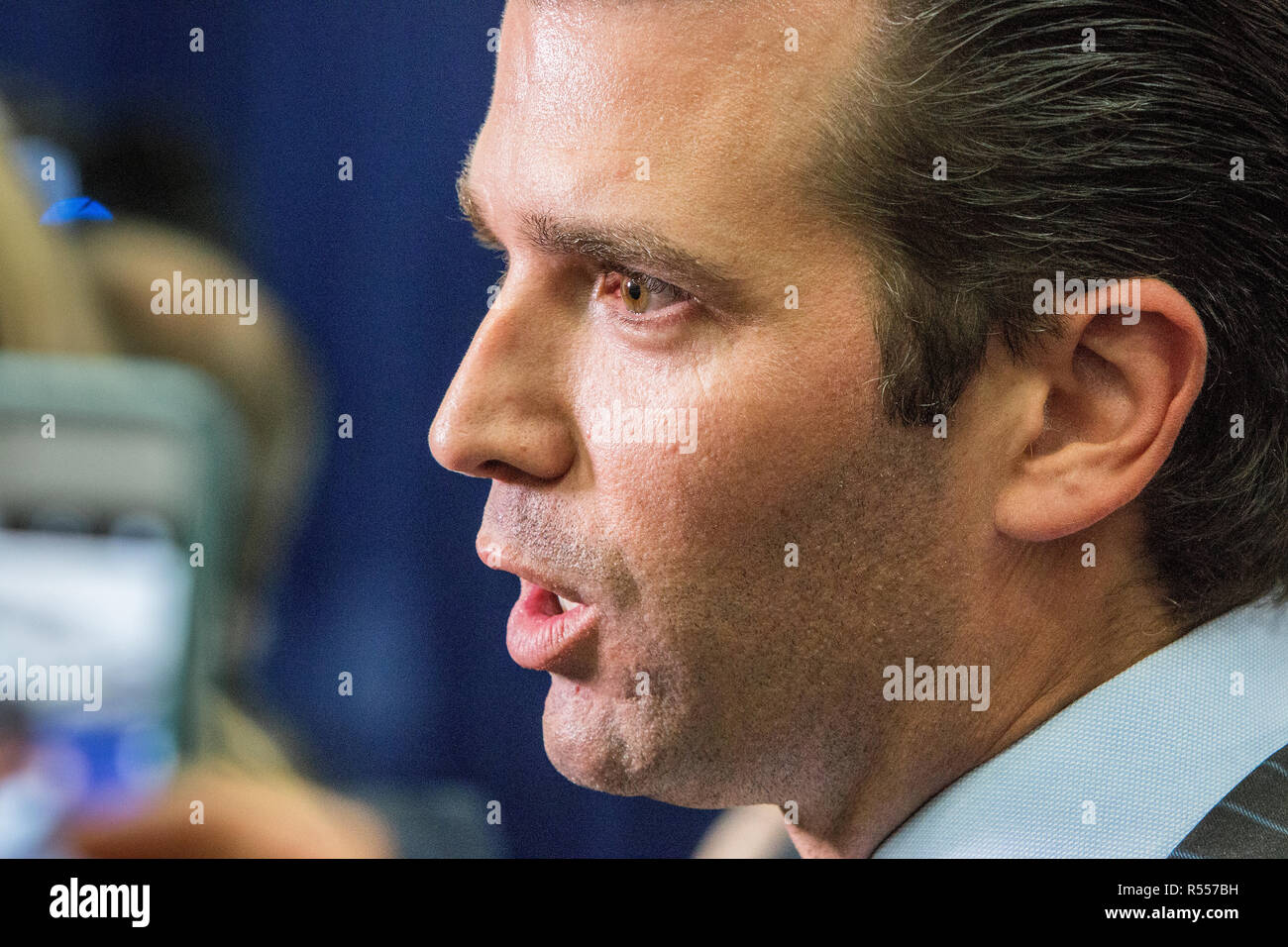 Donald Trump Jr., figlio del candidato repubblicano, parla con i media dopo il dibattito. I candidati democratici e repubblicani al presidente americano Hillary Rodham Clinton e Donald John Trump si sono incontrati il 26 settembre per il primo dibattito presidenziale testa a testa alla Hofstra University di Long Island. Foto Stock