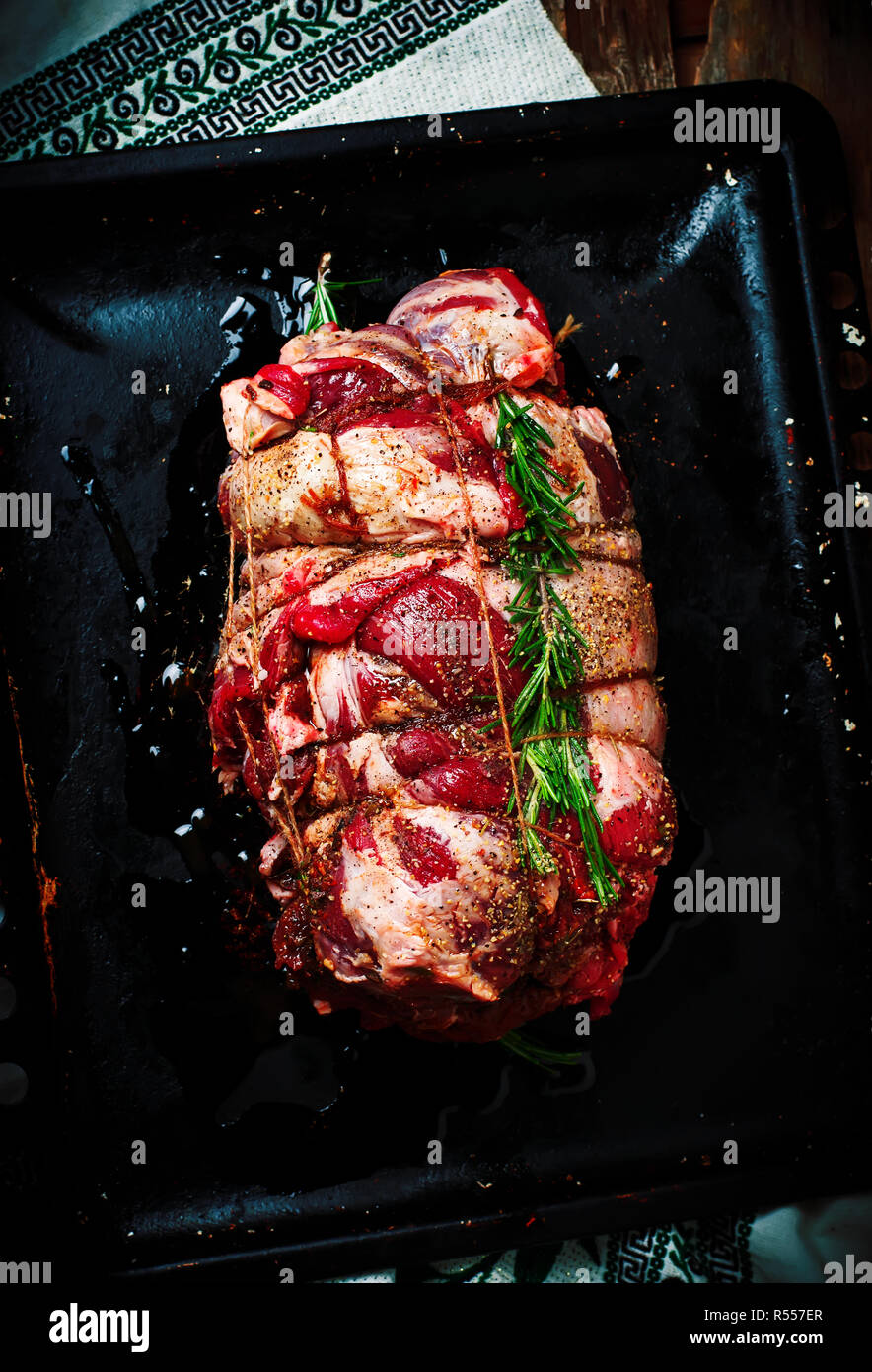 Grezzo gamba di agnello per la tostatura su una placca da forno. vista dall'alto. messa a fuoco selettiva Foto Stock