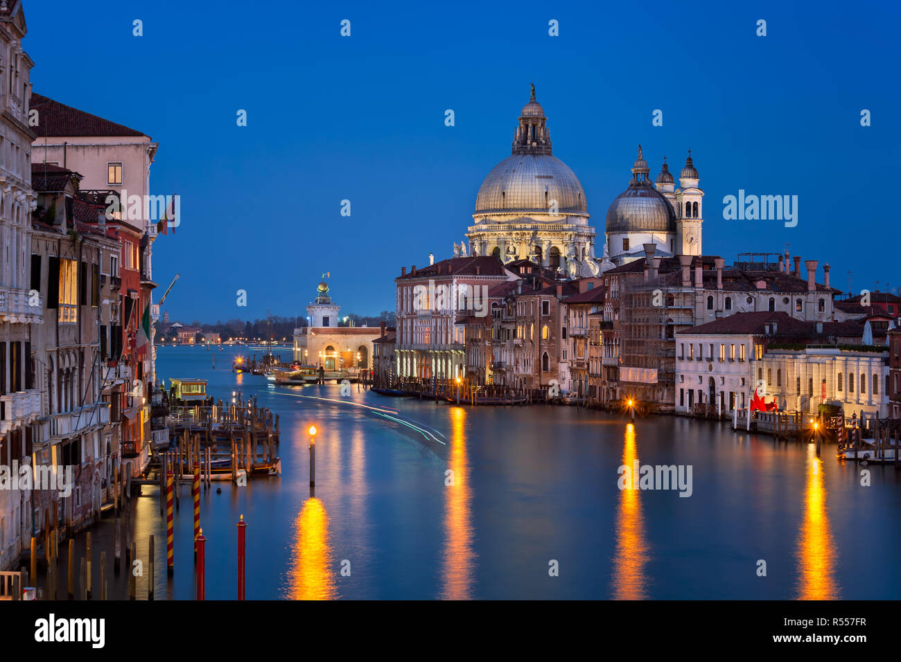 Chiesa di Santa Maria della Salute, in serata, Venezia, Italia Foto Stock