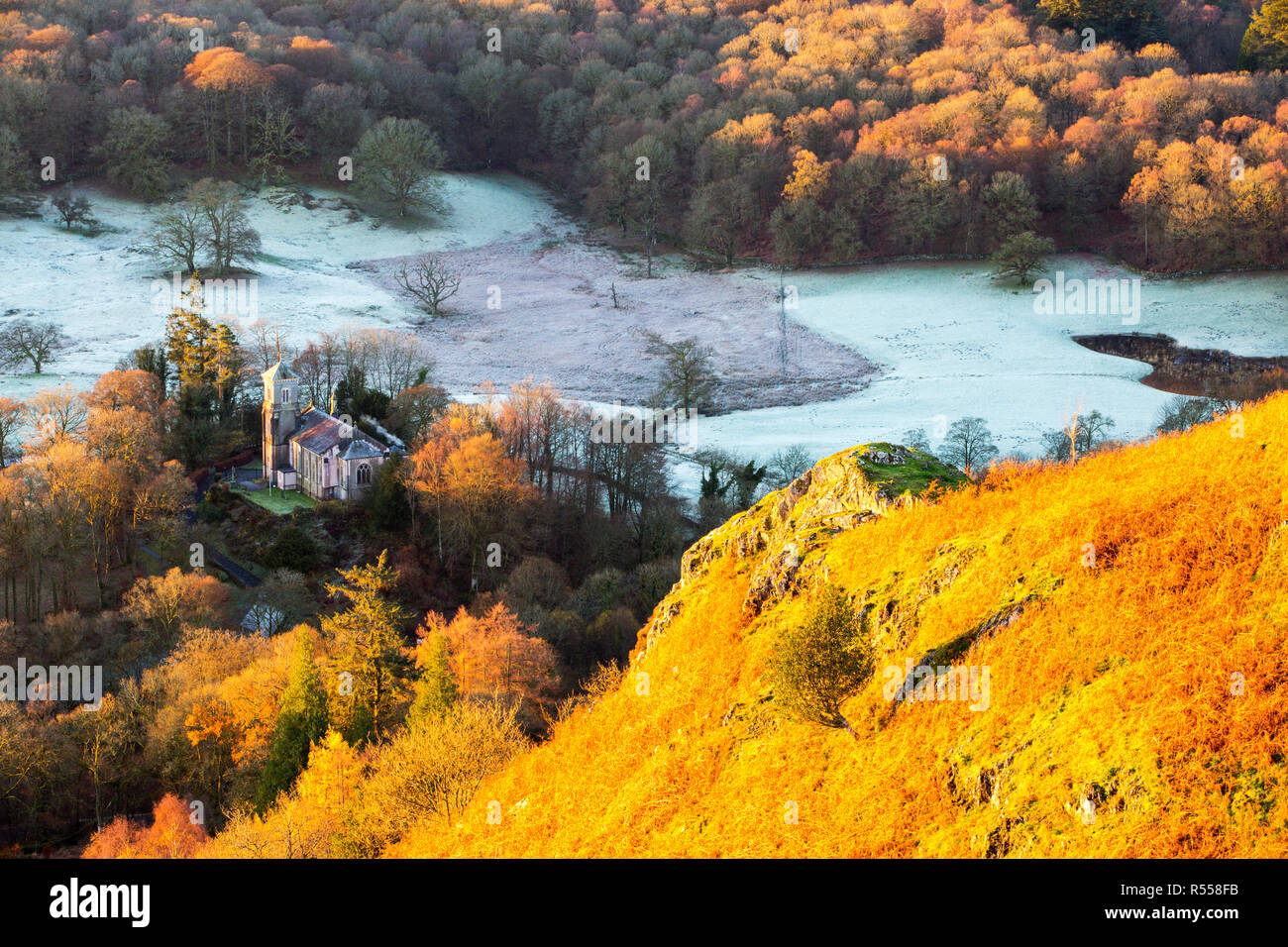 Alba da Todd roccioso, Loughrigg, al di sopra di Ambleside nel distretto del lago, UK, guardando verso il basso sulla Chiesa Brathay. Foto Stock