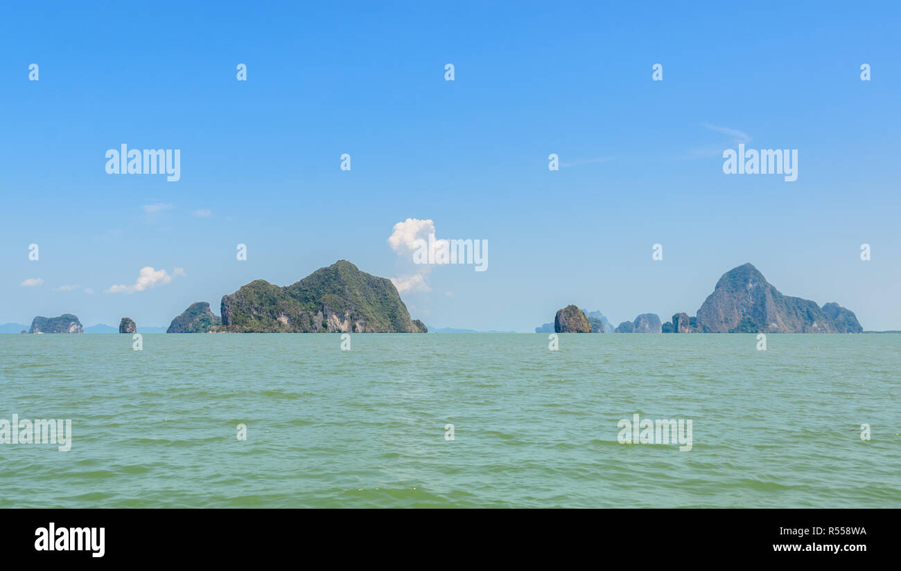 Isola di calcare nella Baia di Phang Nga National Park, Thailandia Foto Stock