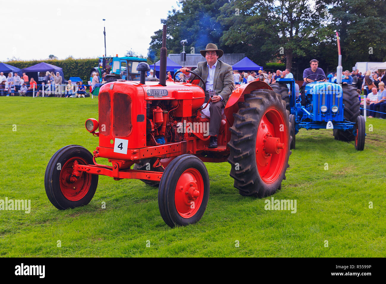 Vintage Nuffield trattore a disputare Paese mostrano Lincolnshire Foto Stock