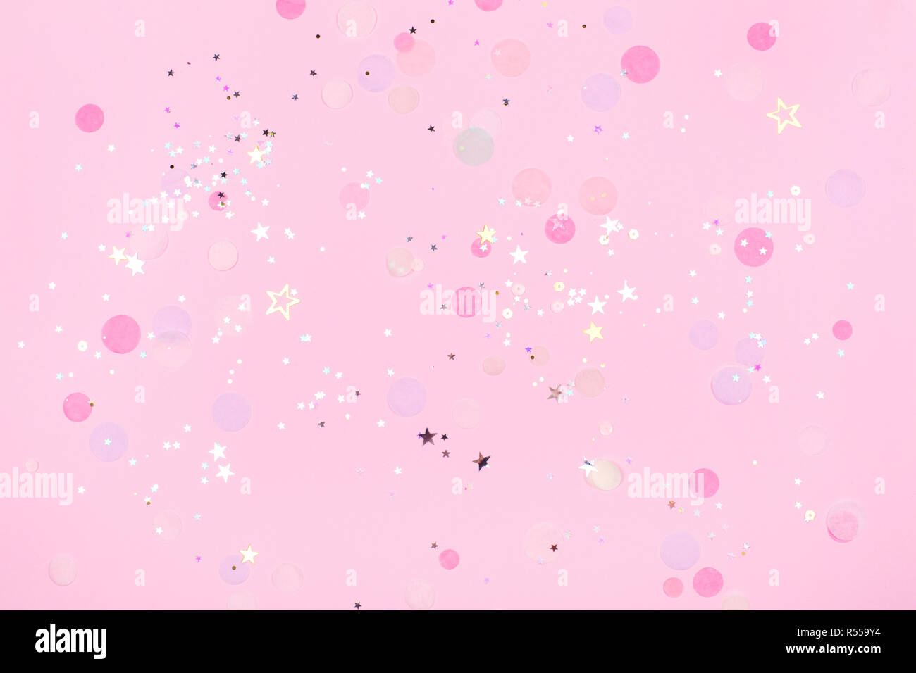 Rosa pastello sullo sfondo di festa con i confetti e bagliori. Piatto stile di laici. Foto Stock