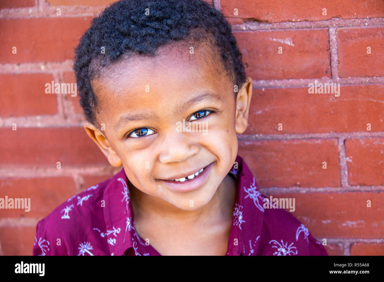 Giovani African American Boy a Milwaukee, WI, Stati Uniti d'America Foto Stock