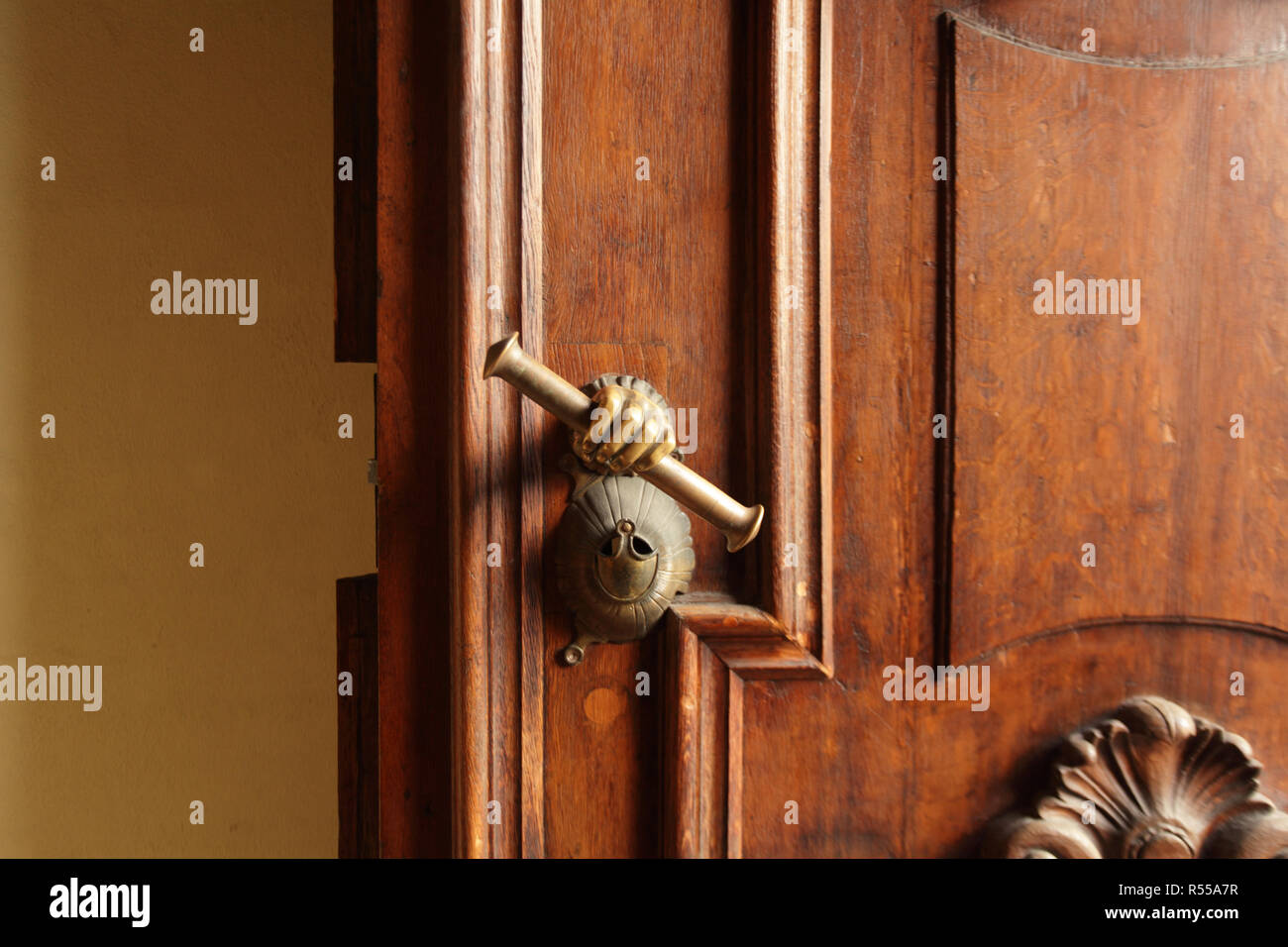 Massiccia porta con la maniglia a forma di mano Foto Stock