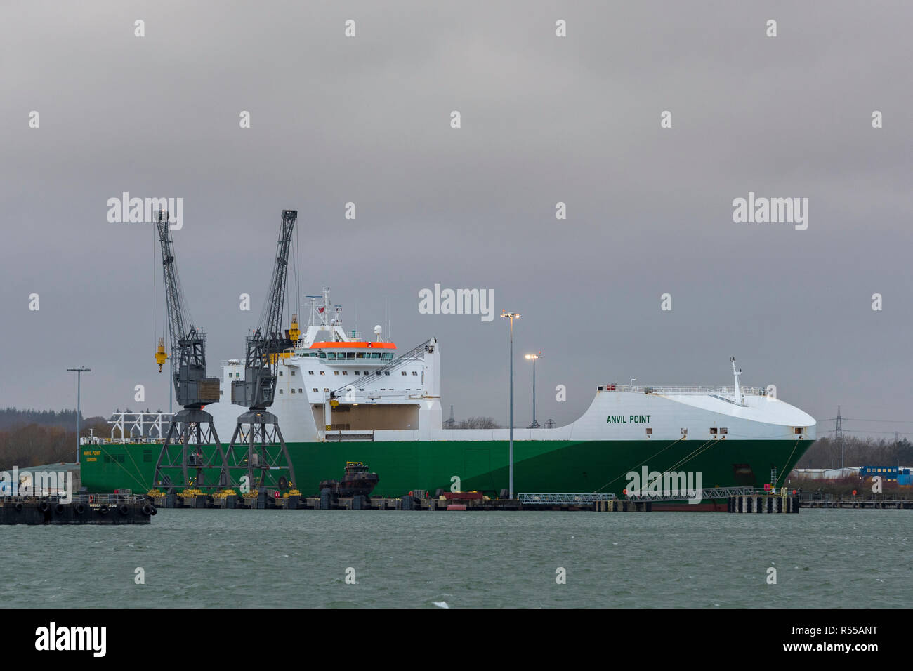 Il Royal Fleet RFA ausiliario nave hurst punto accanto a marchwood porto militare su acqua di Southampton Southampton docks, hampshire, Regno Unito. Foto Stock