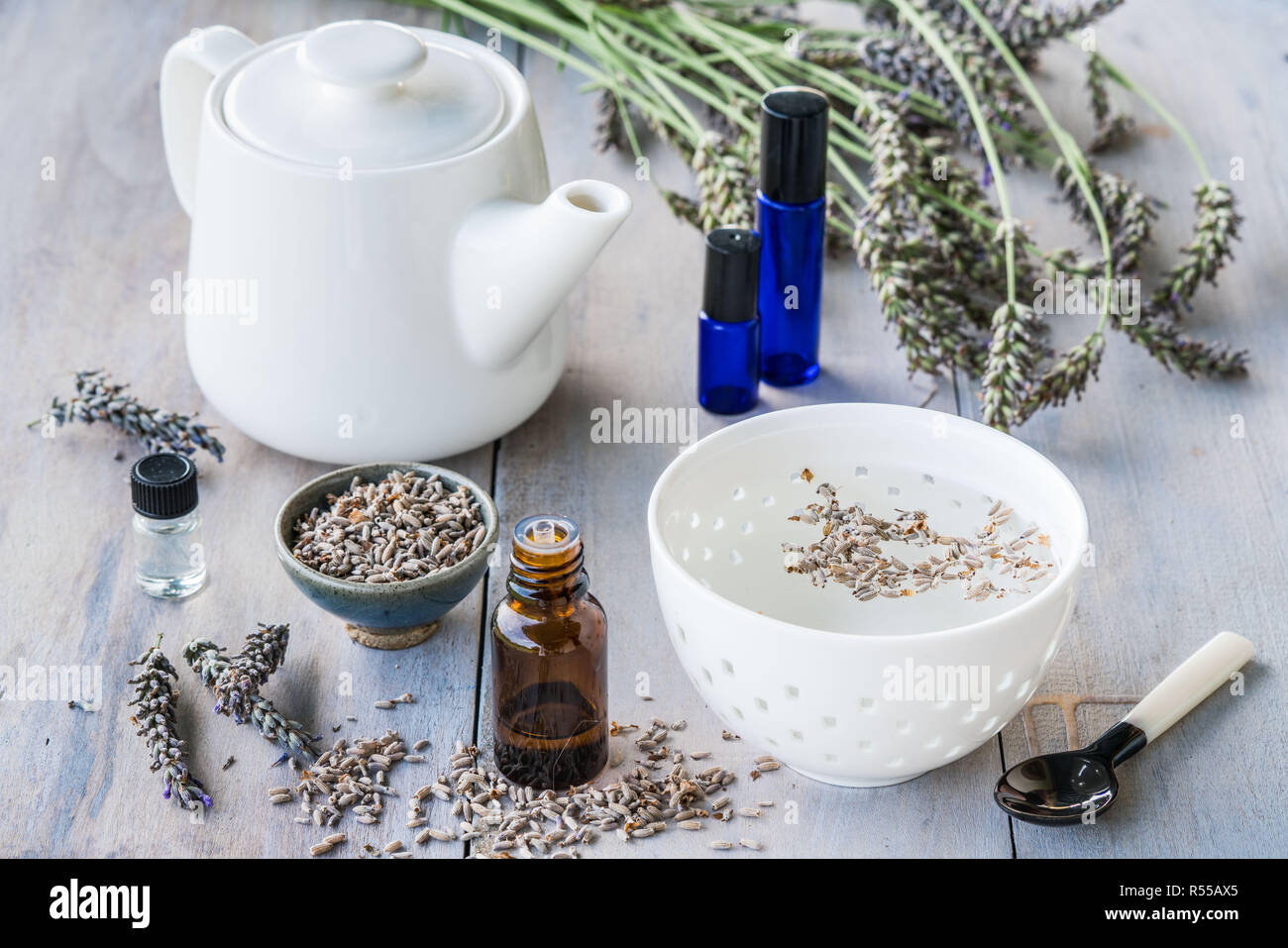 Olio essenziale di lavanda (Lavandula sp.)e tè alle erbe. Foto Stock
