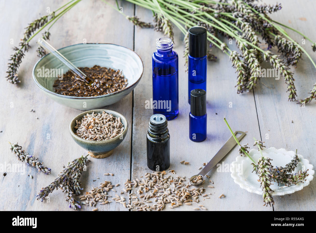 Olio essenziale di lavanda (Lavandula sp.). Foto Stock