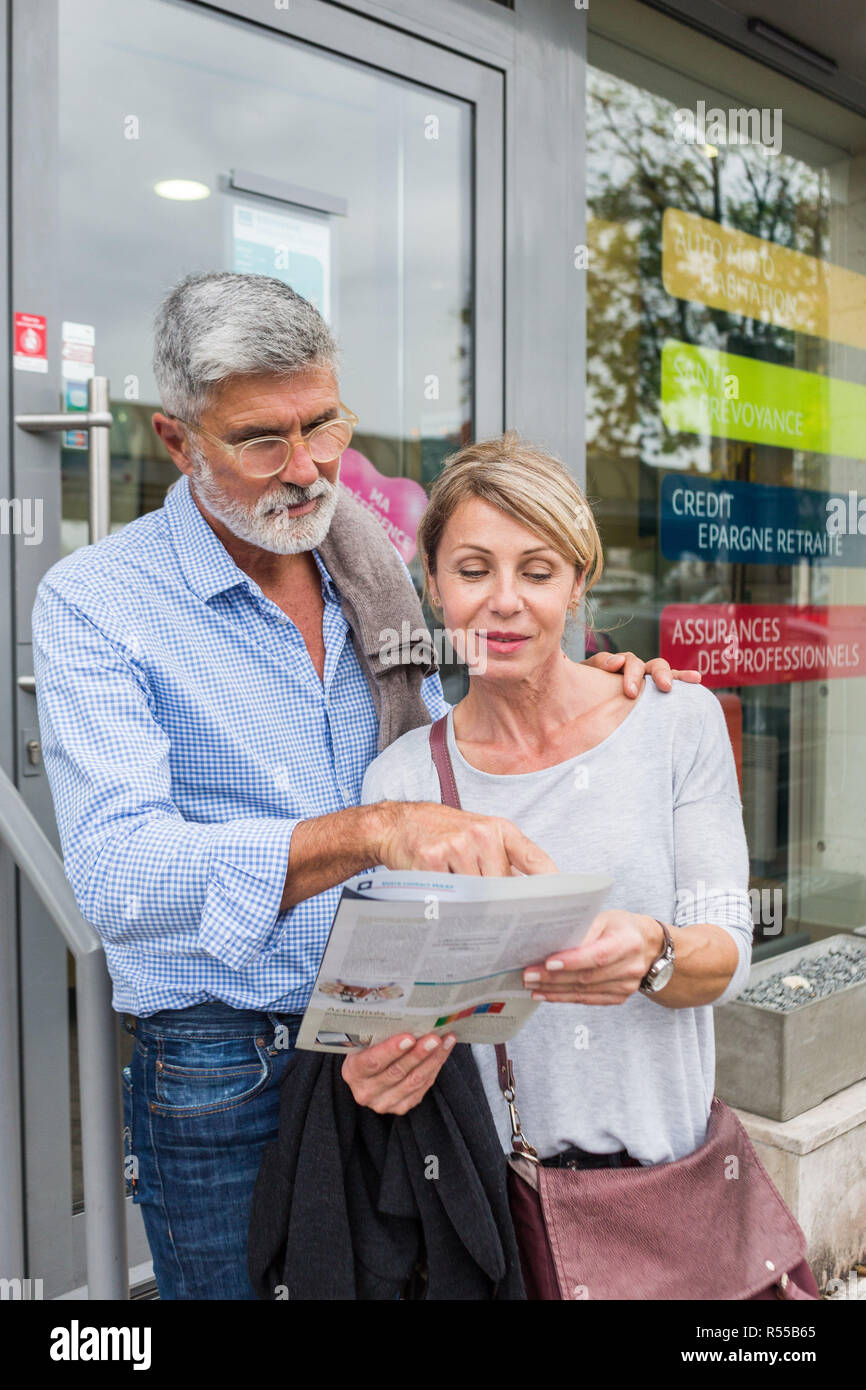 Accoppiare la lettura di un opuscolo informativo. Foto Stock