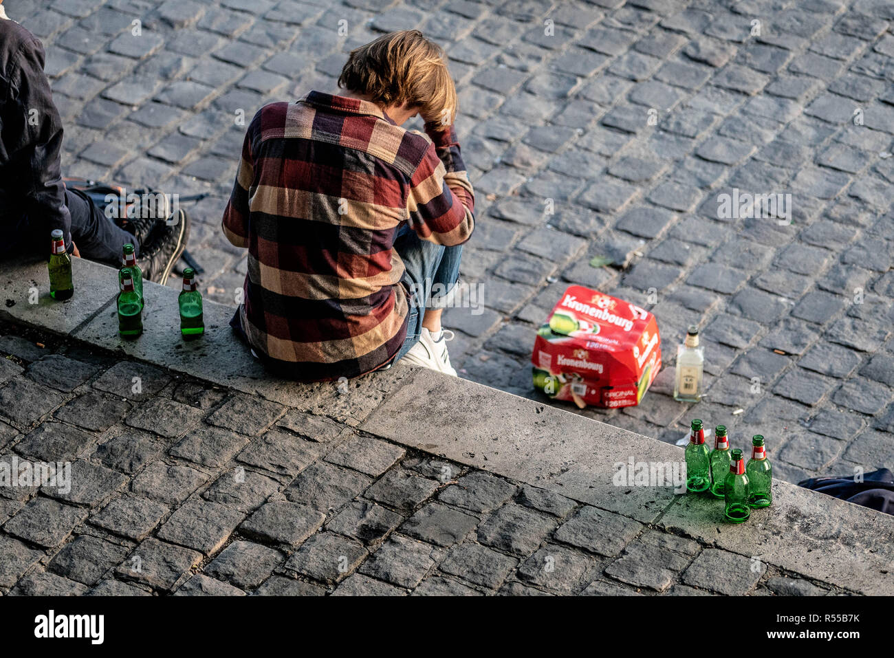 Ragazzo adolescente di bere alcolici. Foto Stock