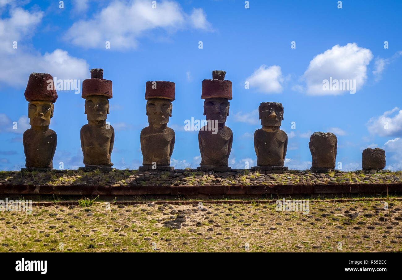Moais statue sito ahu Nao Nao sulla spiaggia di Anakena, isola di pasqua Foto Stock