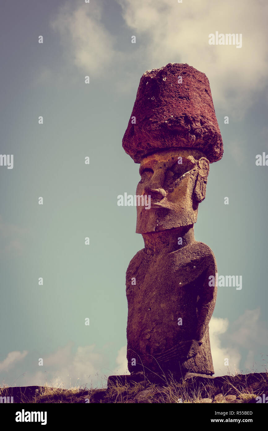 Moais statue sito ahu Nao Nao sulla spiaggia di Anakena, isola di pasqua Foto Stock