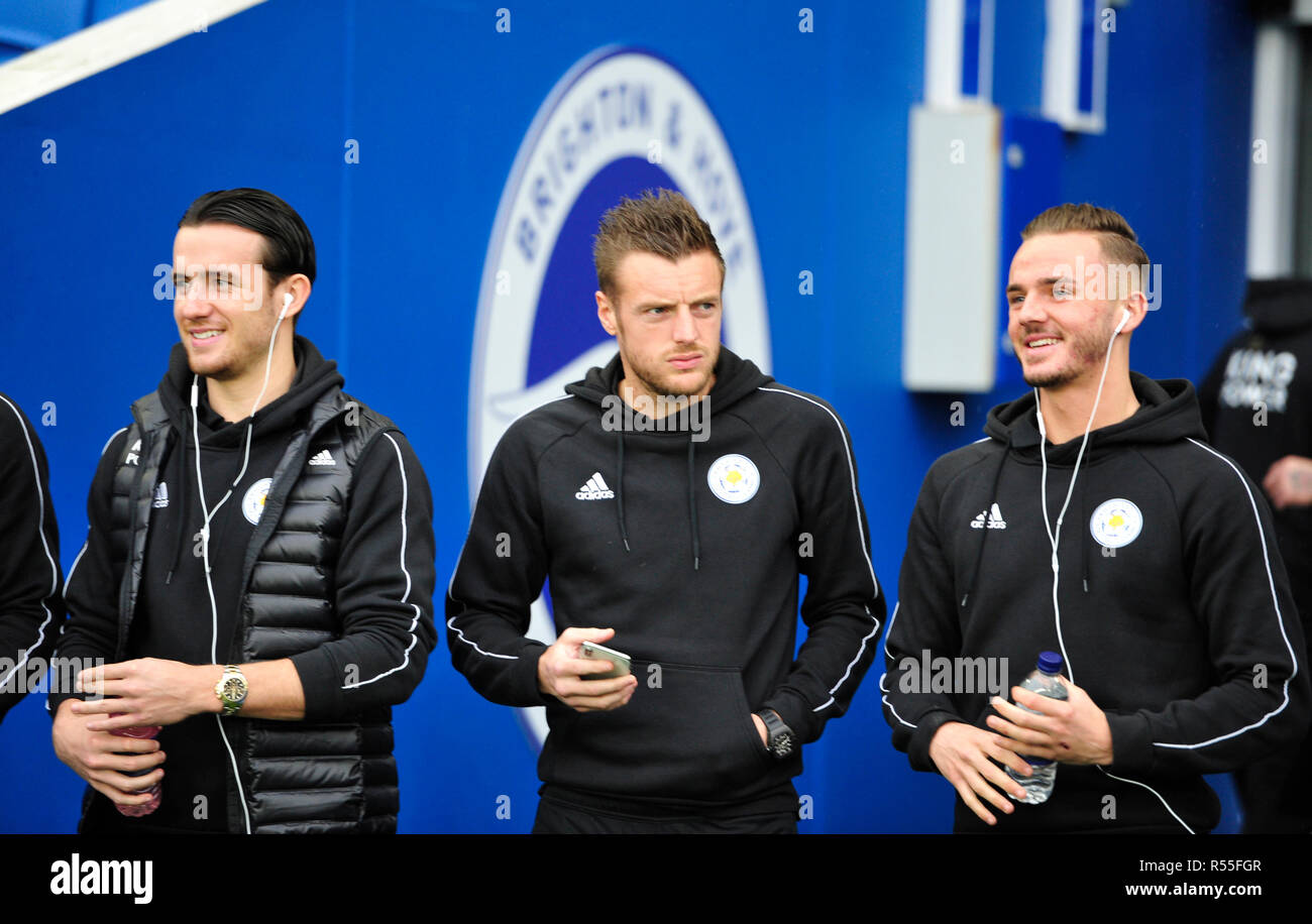 Da sinistra Ben Chilwell , Jamie Vardy e James Maddison di Leicester arrivano per la partita di Premier League tra Brighton e Hove Albion e Leicester City all'American Express Community Stadium , Brighton , 24 novembre 2018Photo Simon Dack / Telephoto Images. Solo per uso editoriale. Niente merchandising. Per le immagini di calcio si applicano le restrizioni fa e Premier League, incluso l'utilizzo di Internet/dispositivi mobili senza licenza FAPL. Per ulteriori informazioni, contattare Football Dataco Foto Stock