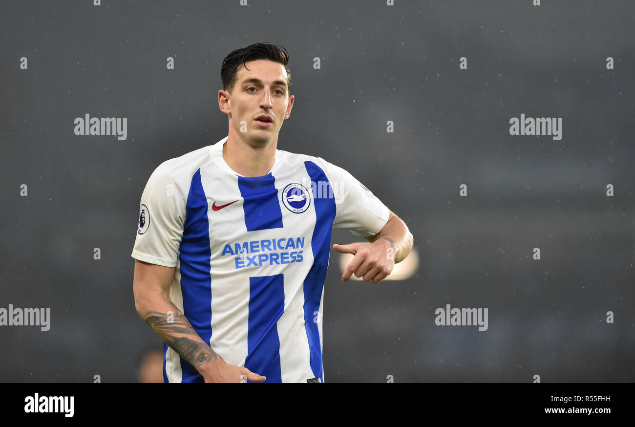 Lewis Dunk di Brighton durante la partita della Premier League tra Brighton e Hove Albion e Leicester City all'American Express Community Stadium , Brighton , 24 novembre 2018 Foto Simon Dack/Telephoto Images solo per uso editoriale. Nessun merchandising. Per le immagini di calcio si applicano le restrizioni di fa e Premier League inc. Nessun utilizzo di Internet/cellulare senza licenza FAPL - per i dettagli contattare Football Dataco Editorial use only. Nessun merchandising. Per le immagini di calcio si applicano le restrizioni di fa e Premier League inc. Nessun utilizzo di Internet/cellulare senza licenza FAPL - per i dettagli contattare Football Dataco Foto Stock