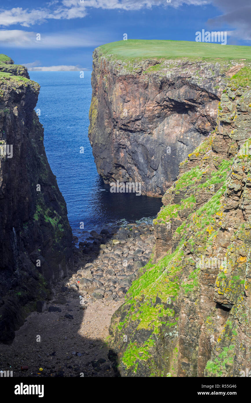 Calder's Geo, eroso litorale mostrando profonda spaccatura nella scogliera sul mare a Eshaness / Esha Ness, Northmavine, Continentale, le isole Shetland, Scotland, Regno Unito Foto Stock