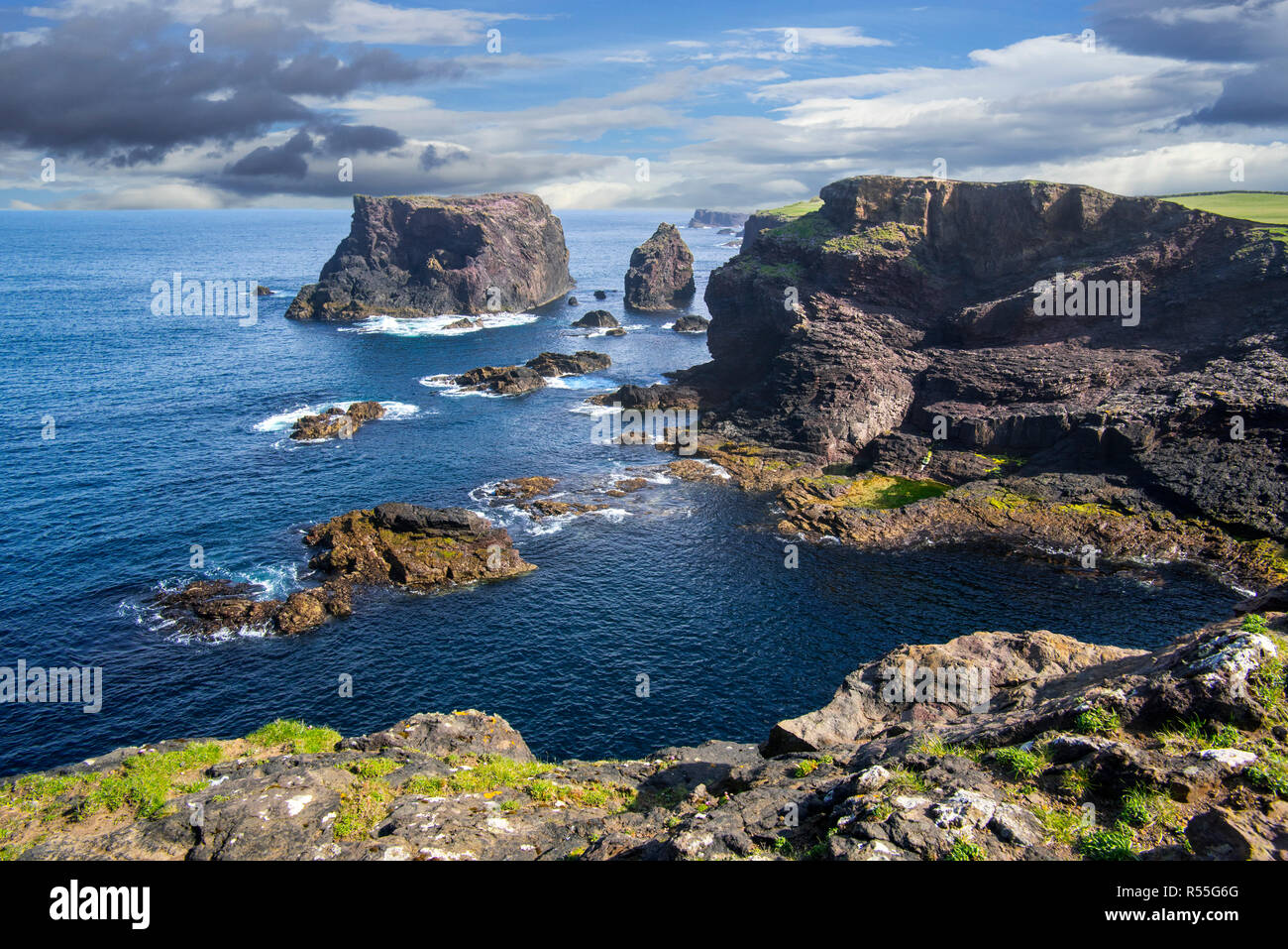 Pile di mare e scogliere sul mare a Eshaness / Esha Ness, penisola in Northmavine, Continentale, le isole Shetland, Scotland, Regno Unito Foto Stock