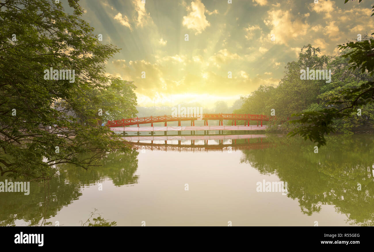 Sunrise a Ponte Rosso, Huc Bridge in Hoian Kiem Lake, Hanoi, si tratta di un lago nel centro storico di Hanoi, capitale del Vietnam Foto Stock