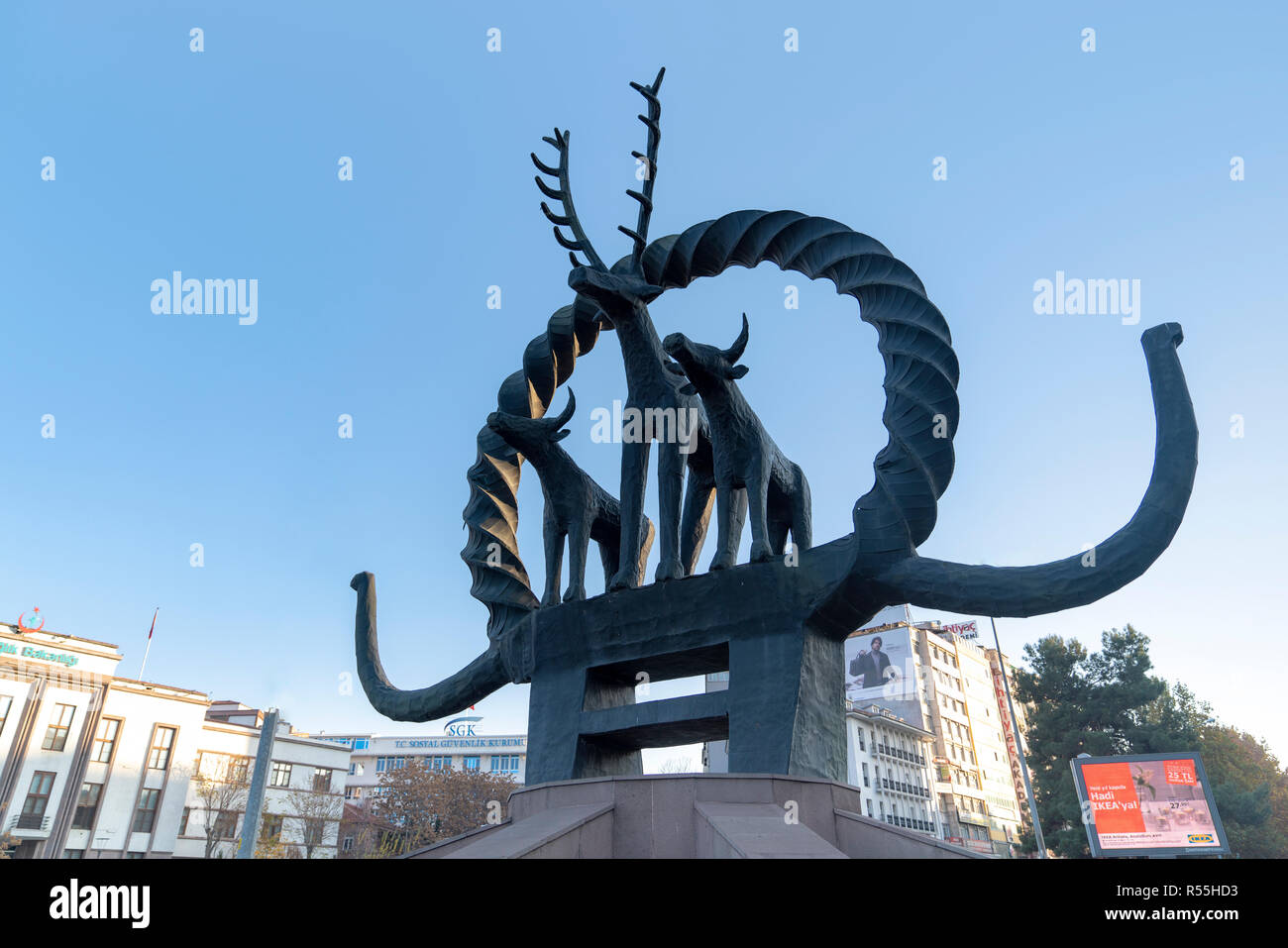 Ankara/Turkey-November 24 2018: Hittita Sun scultura situato in piazza Sihhiye quartiere. Foto Stock