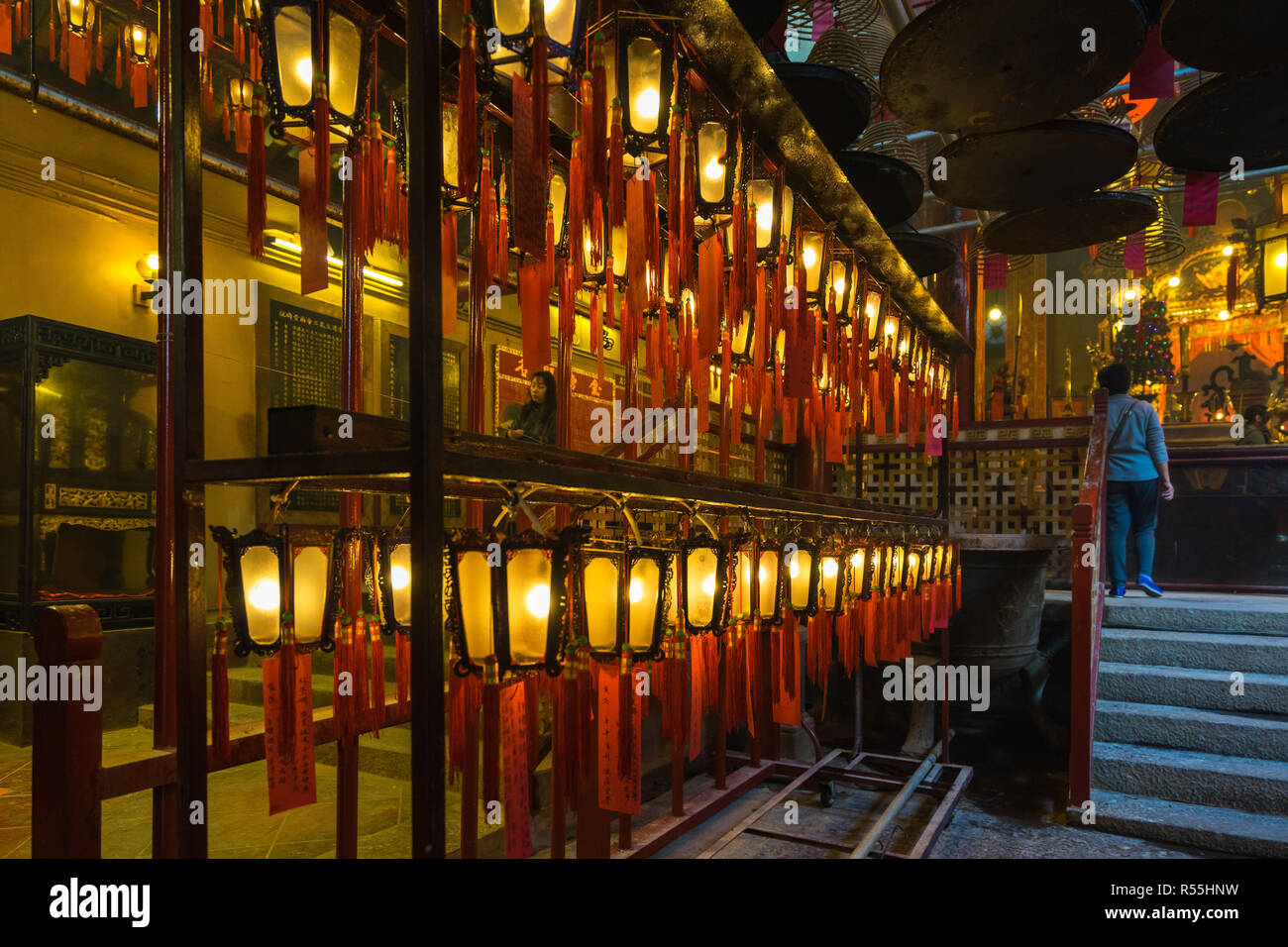 Le lanterne cinesi appeso all'interno del Tempio di Man Mo a Hollywood Road, Hong Kong, Sheung Wan Foto Stock