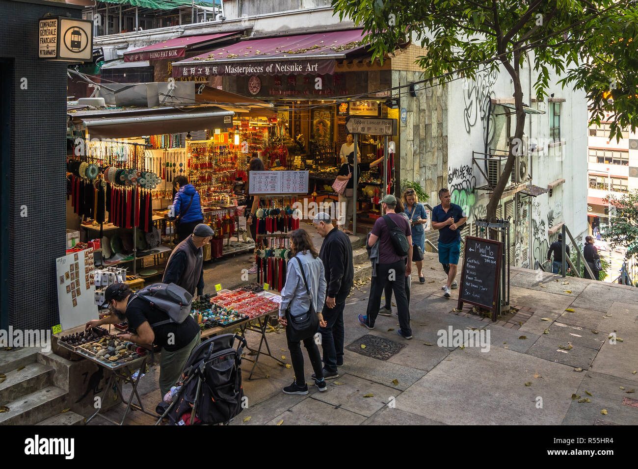 Gli amanti dello shopping a Cat Street, il famoso mercato di antiquariato di Hong Kong. Hong Kong, Sheung Wan, Gennaio 2018 Foto Stock