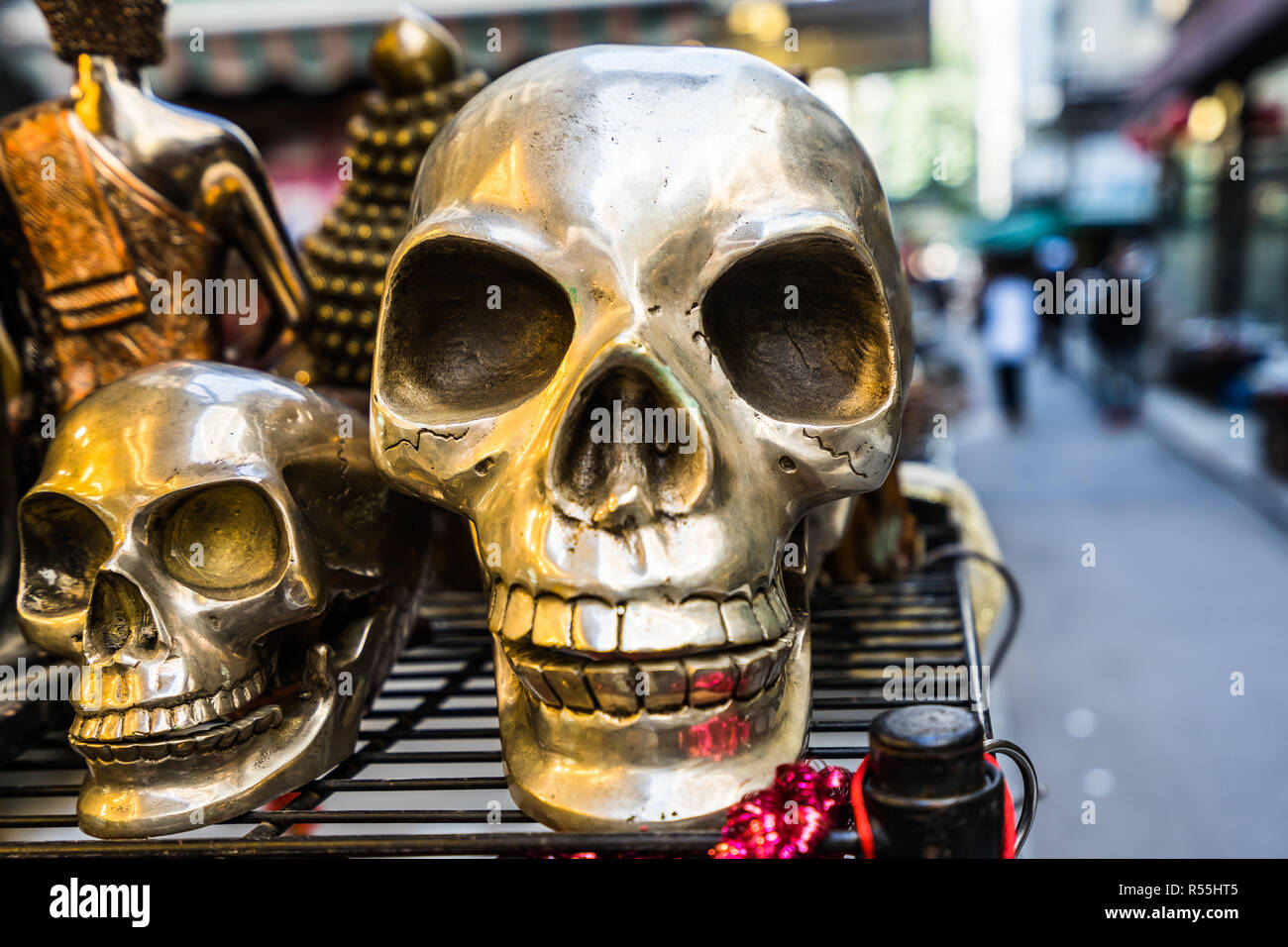 Cranio di ferro per vendere a Cat Street, il famoso mercato di antiquariato di Hong Kong Foto Stock