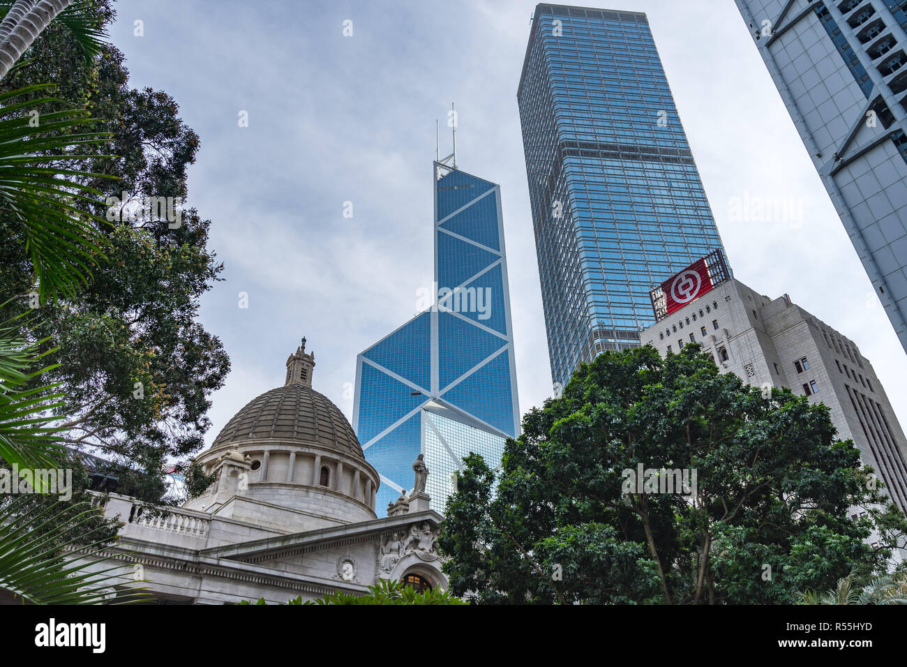 Cupola di edificio del consiglio legislativo con la Banca di Cina edificio dietro di esso. Hong Kong, centrale, Gennaio 2018 Foto Stock