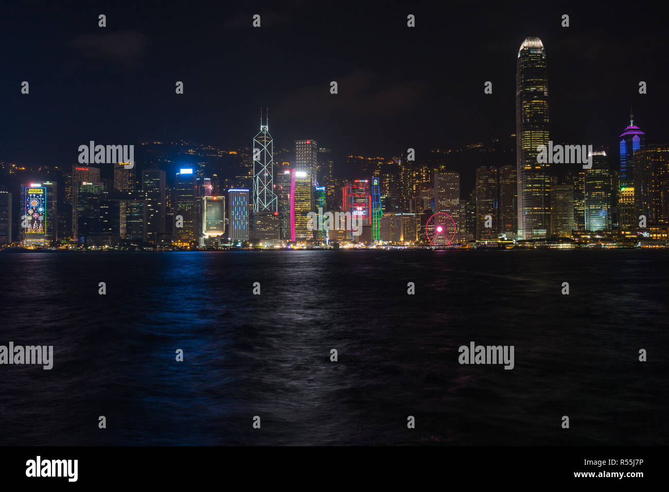 Vista notturna di Hong Kong skyline centrale vista da Kowloon. Hong Kong, Gennaio 2018 Foto Stock